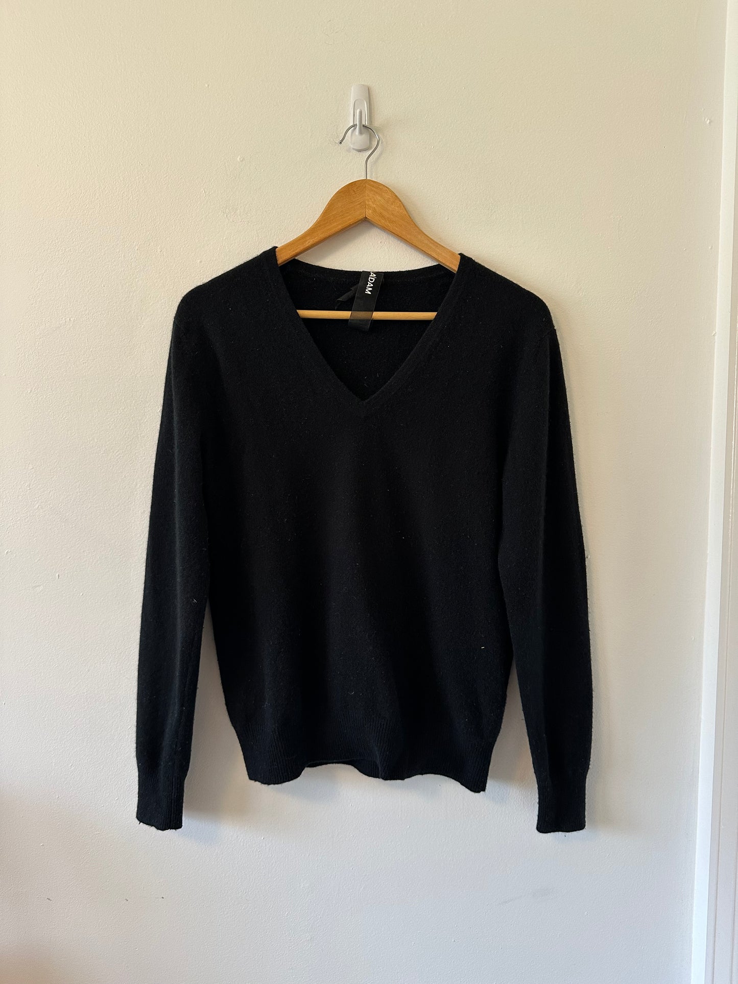 Nadaam Lightweight Cashmere V-Neck Sweater in Black | Size Medium