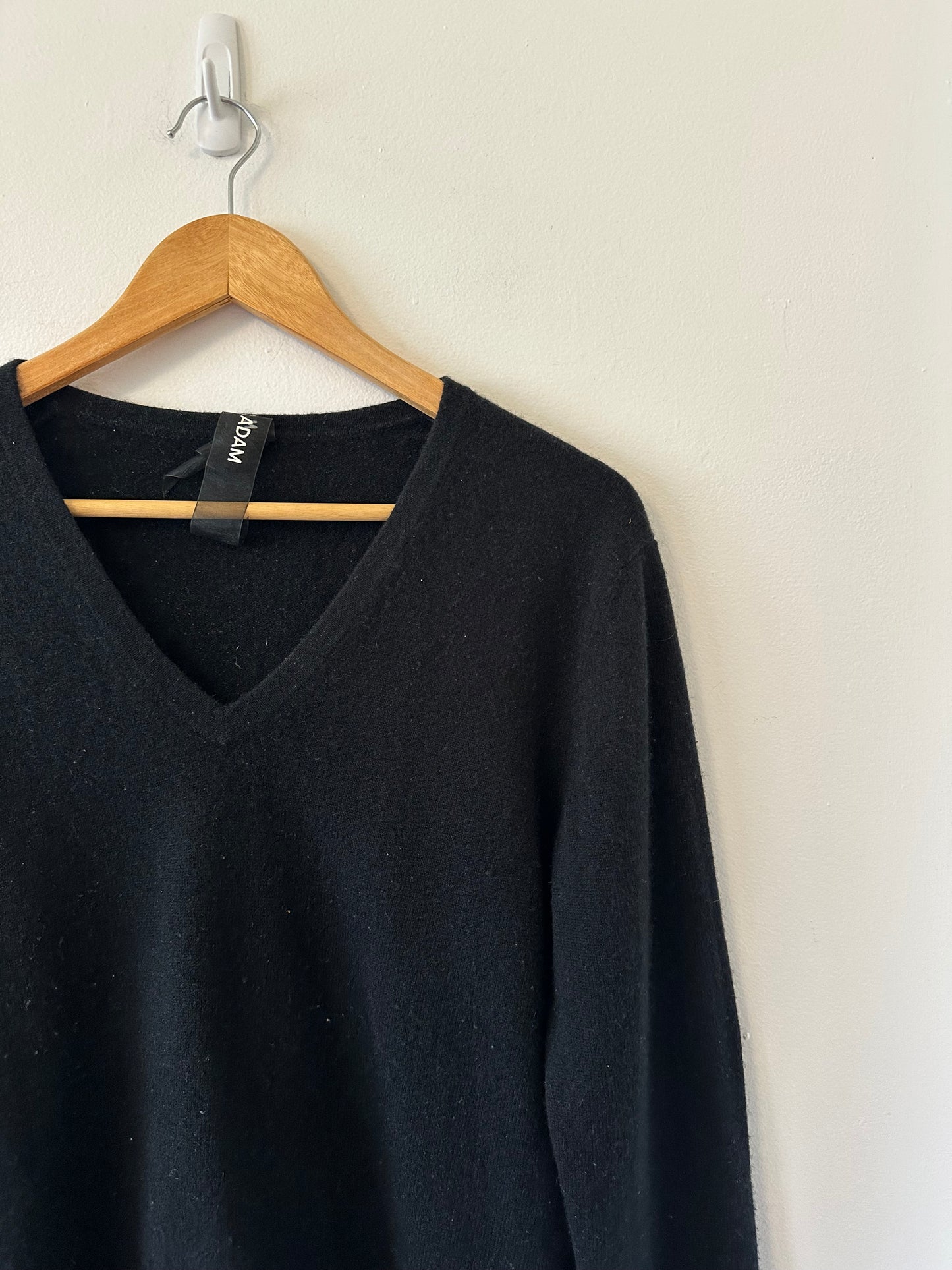 Nadaam Lightweight Cashmere V-Neck Sweater in Black | Size Medium