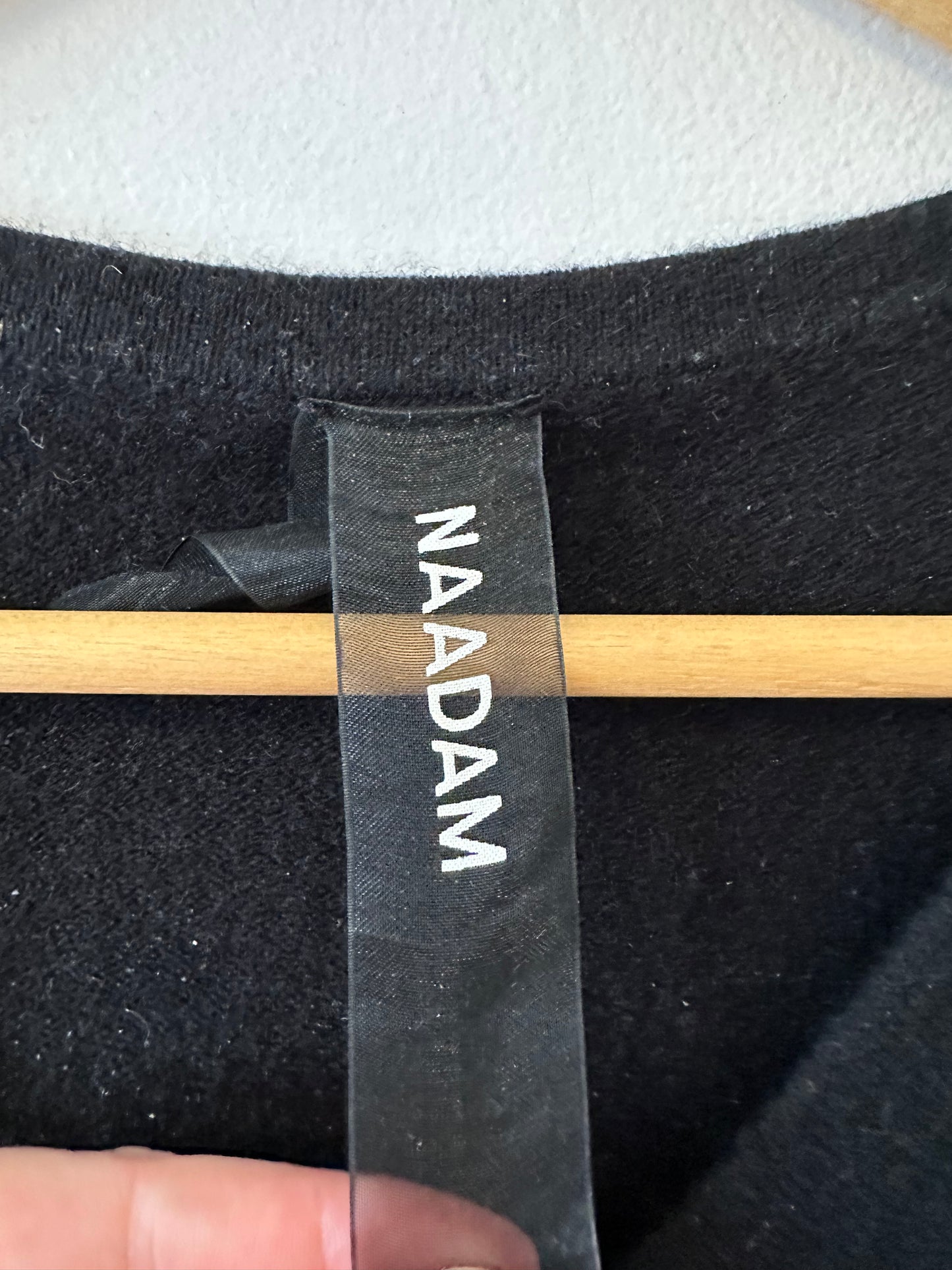 Nadaam Lightweight Cashmere V-Neck Sweater in Black | Size Medium
