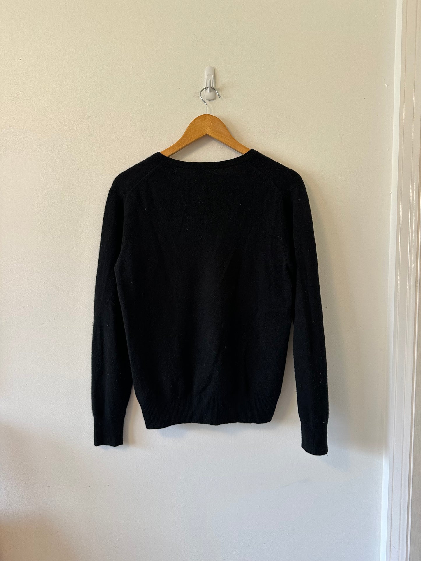 Nadaam Lightweight Cashmere V-Neck Sweater in Black | Size Medium