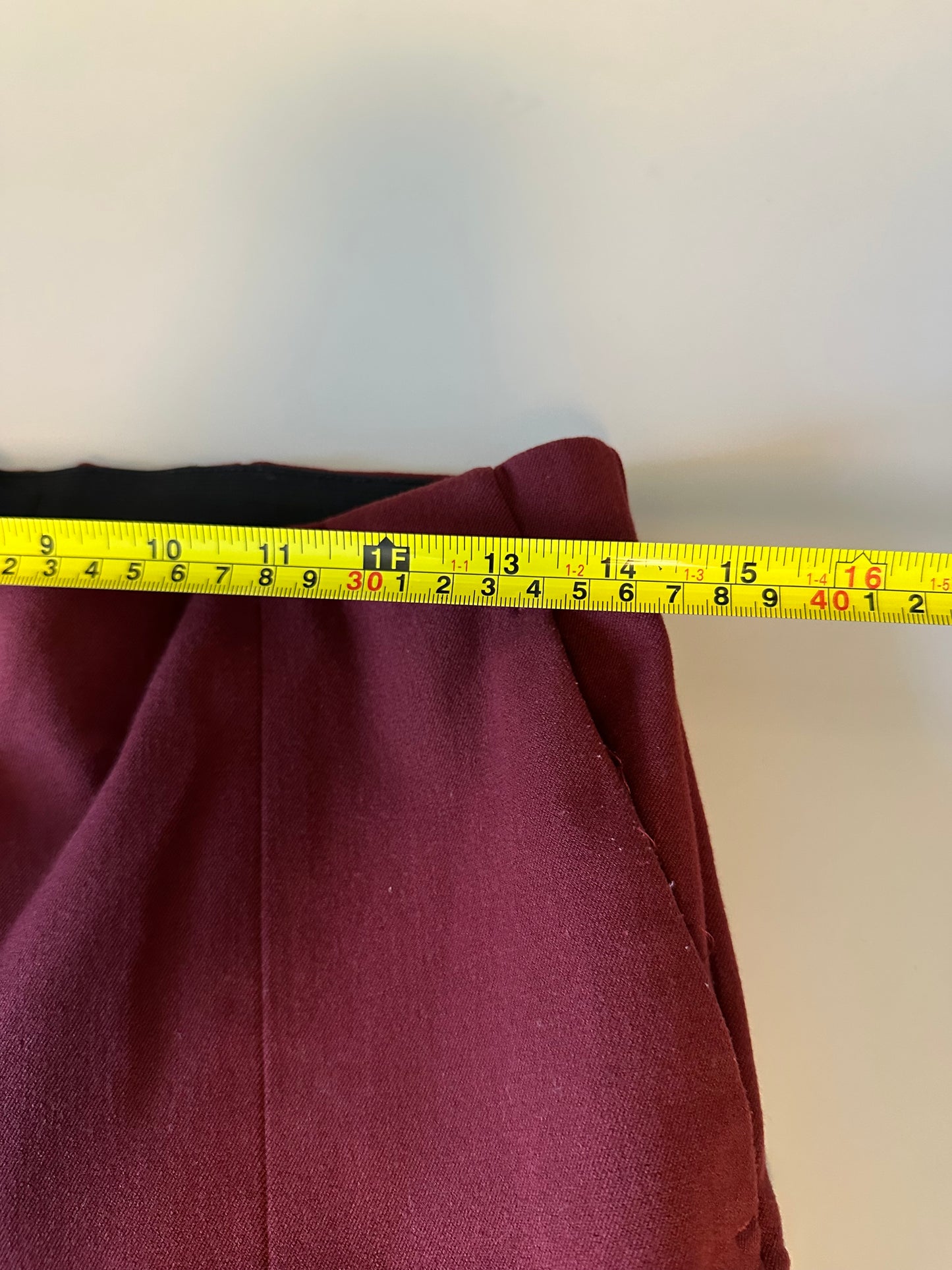 Ann Taylor Seam Detail Vented Hem Ankle Pants in Burgundy | Size 6