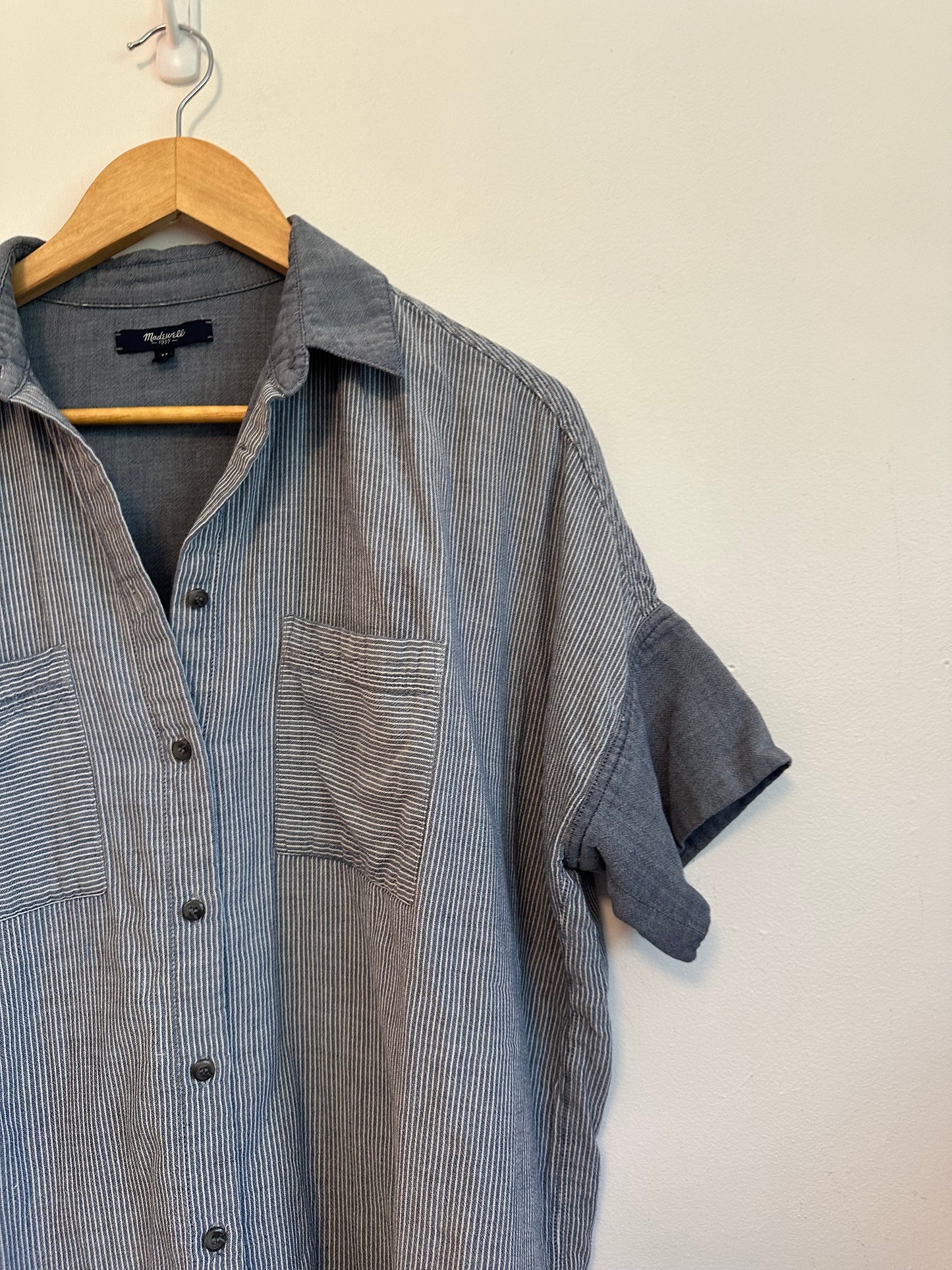 Madewell Cotton Courier Shirt in Blue and White Pinstripe | Size Medium