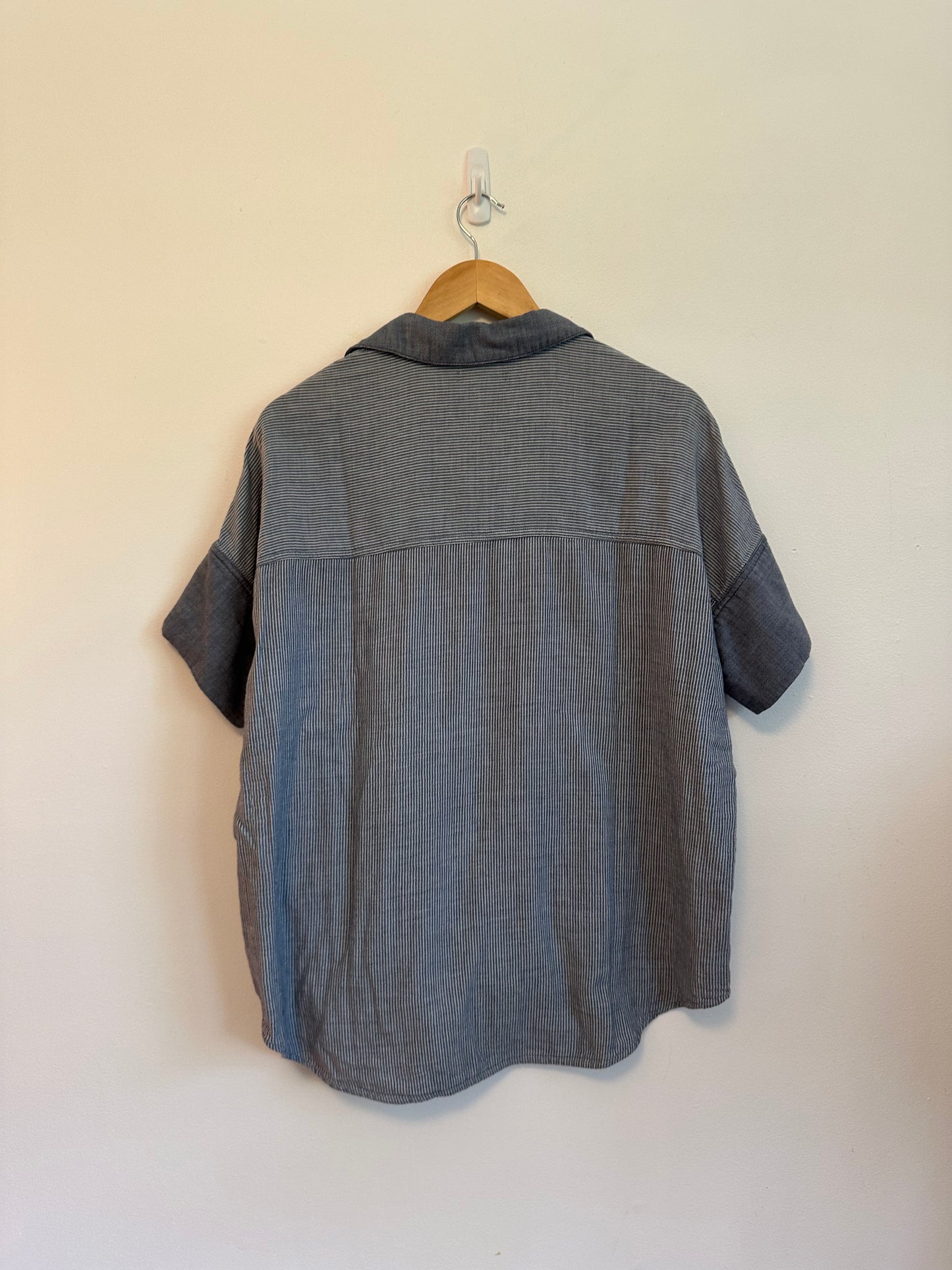 Madewell Cotton Courier Shirt in Blue and White Pinstripe | Size Medium