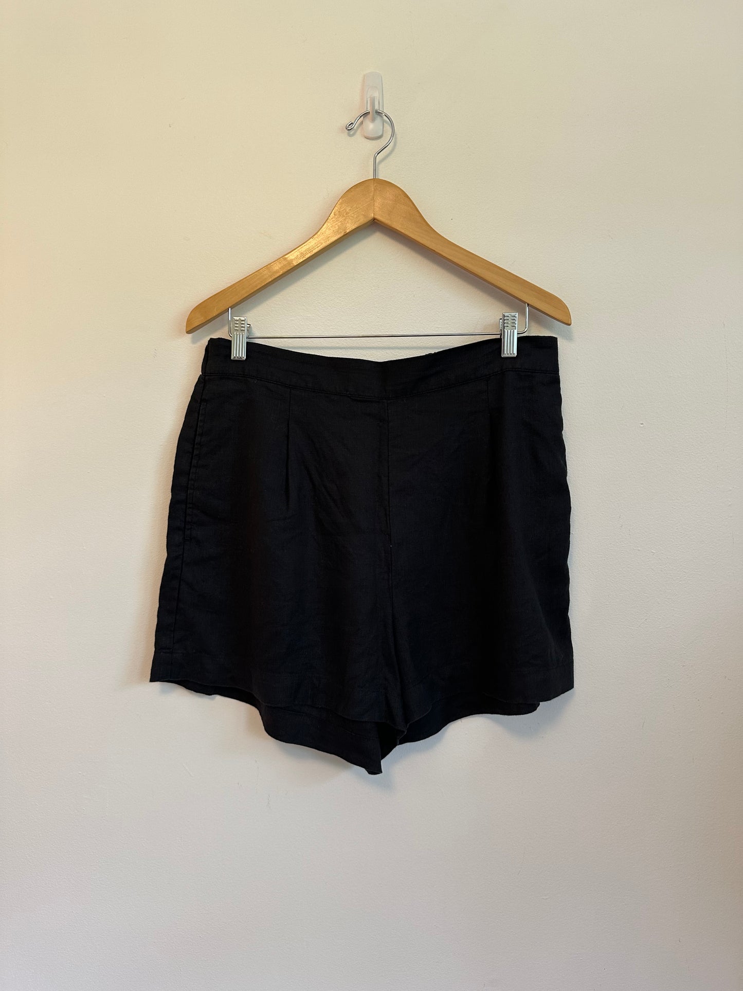 Madewell Clean Pull-On Shorts in 100% Linen - Black | Size Large