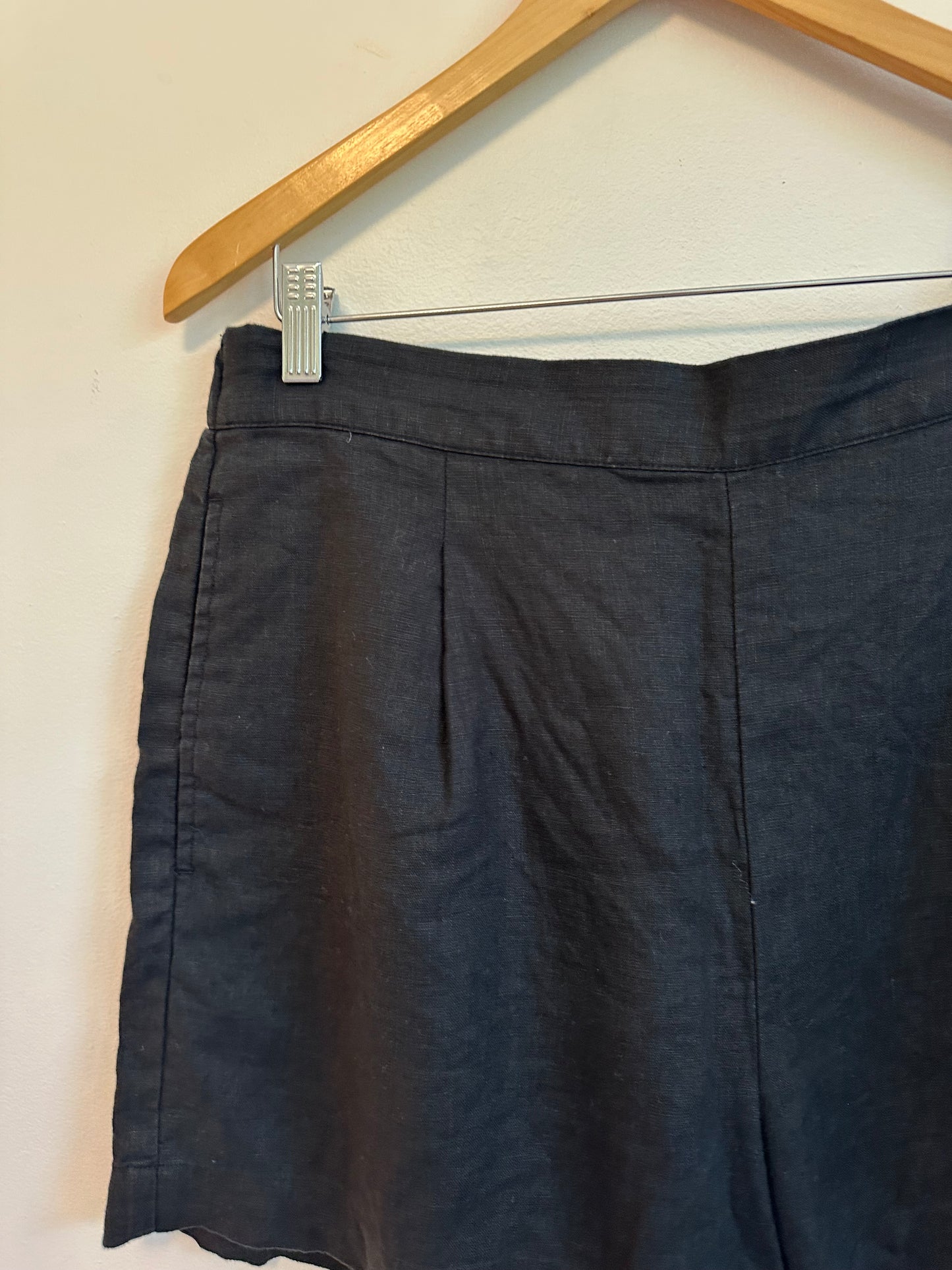 Madewell Clean Pull-On Shorts in 100% Linen - Black | Size Large