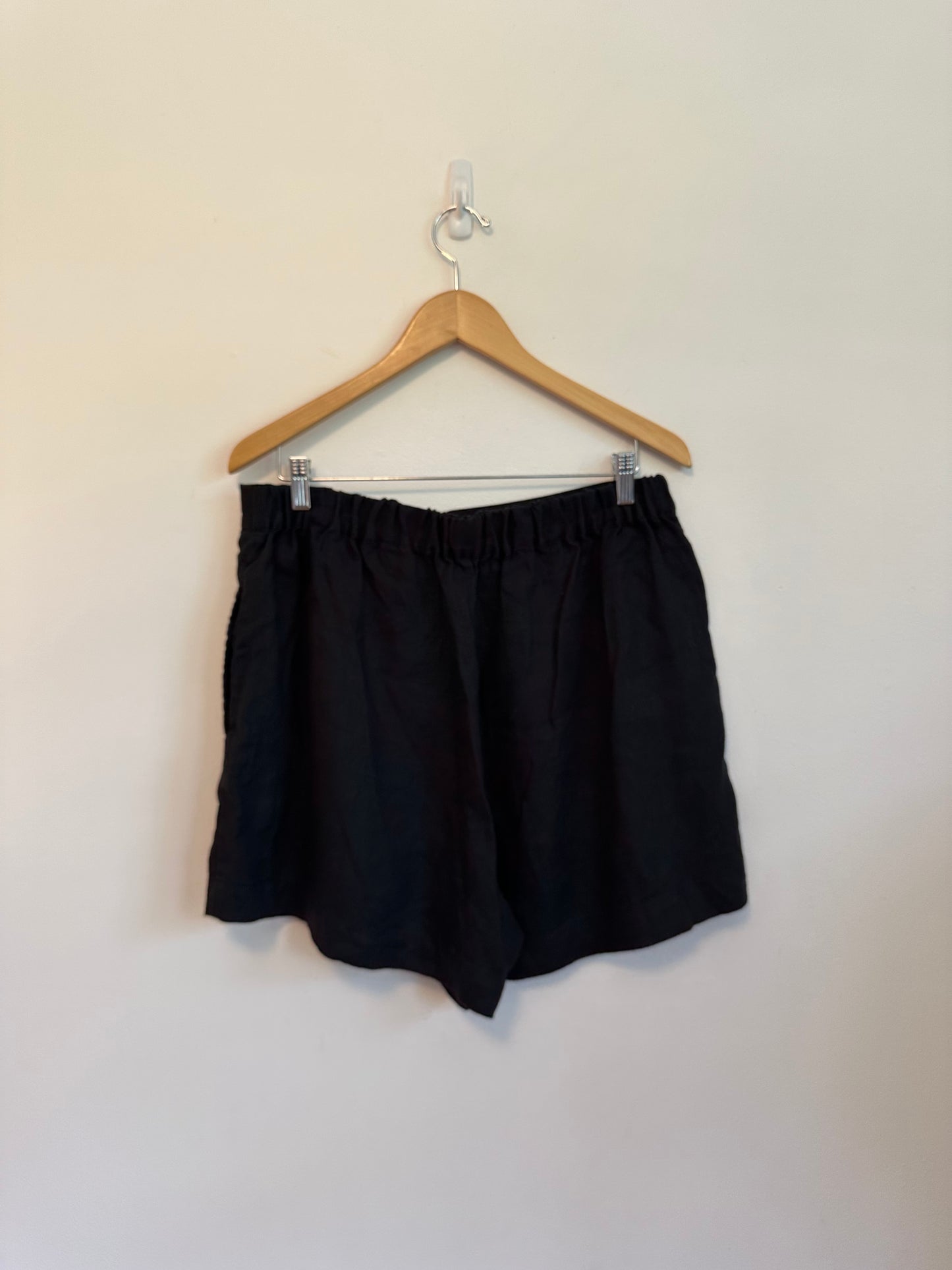 Madewell Clean Pull-On Shorts in 100% Linen - Black | Size Large