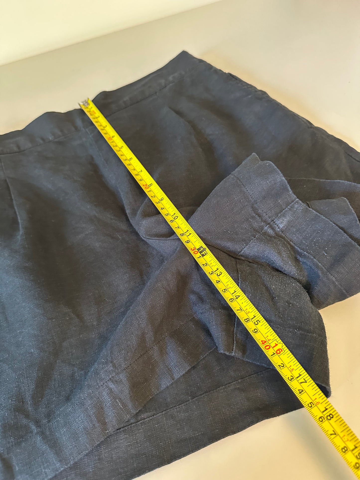 Madewell Clean Pull-On Shorts in 100% Linen - Black | Size Large