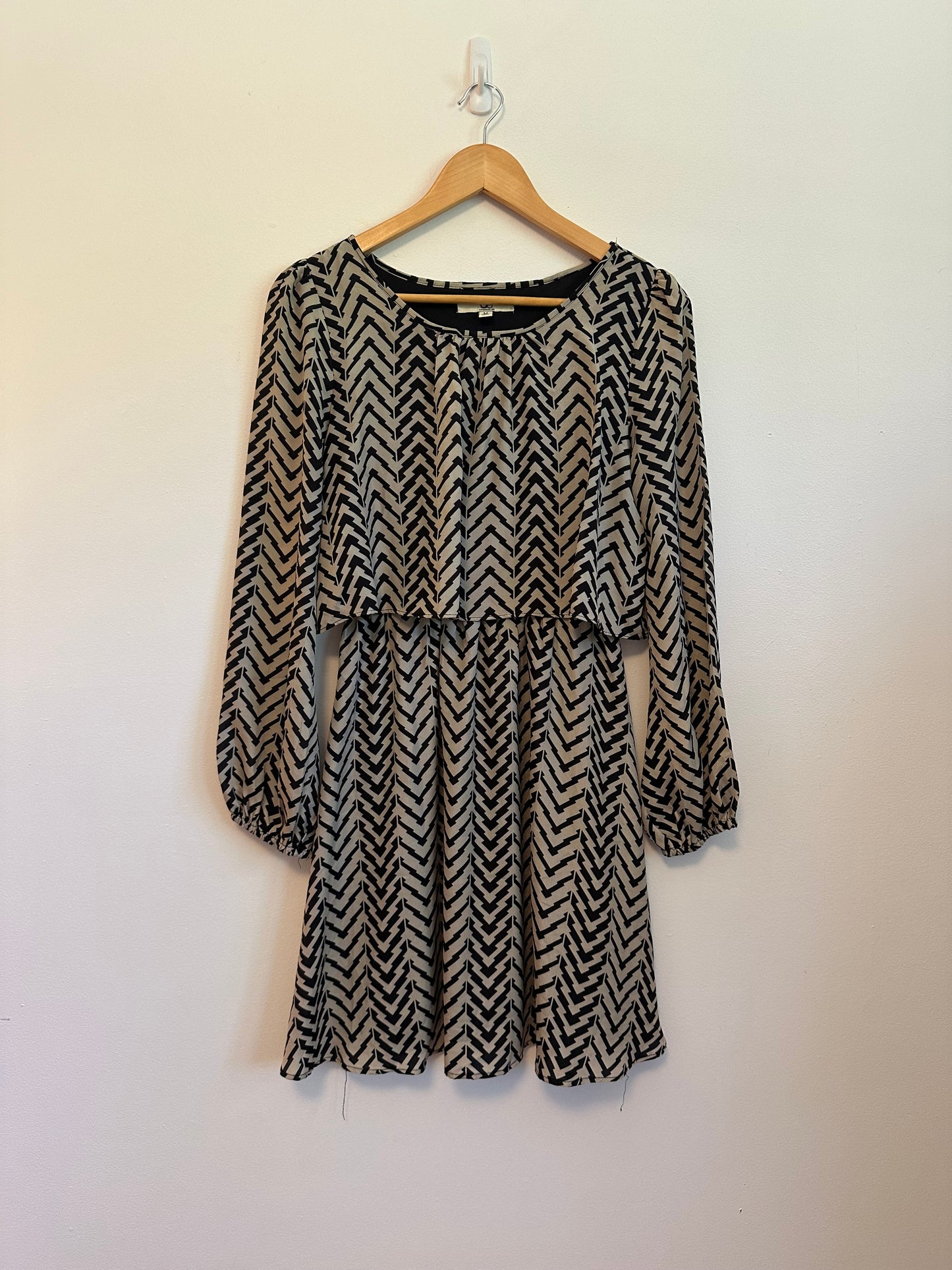 Ya Los Angeles Black and Beige Chevron Geometric Popover Mini Dress | Size Medium