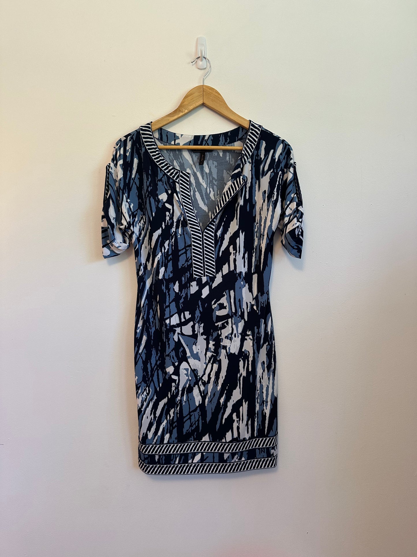 BCBGMAXAZRIA Blue and White Abstract Print Split Neck Shift Dress | Size Small