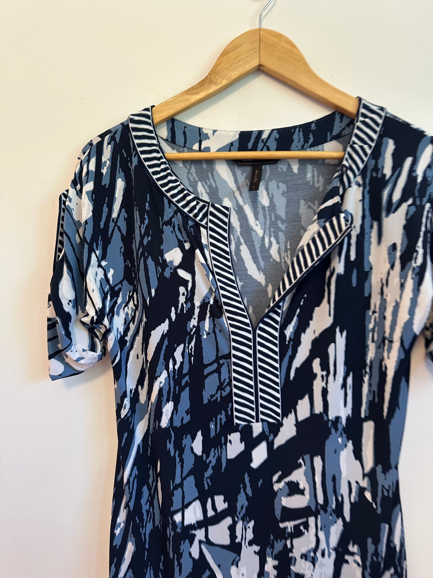 BCBGMAXAZRIA Blue and White Abstract Print Split Neck Shift Dress | Size Small