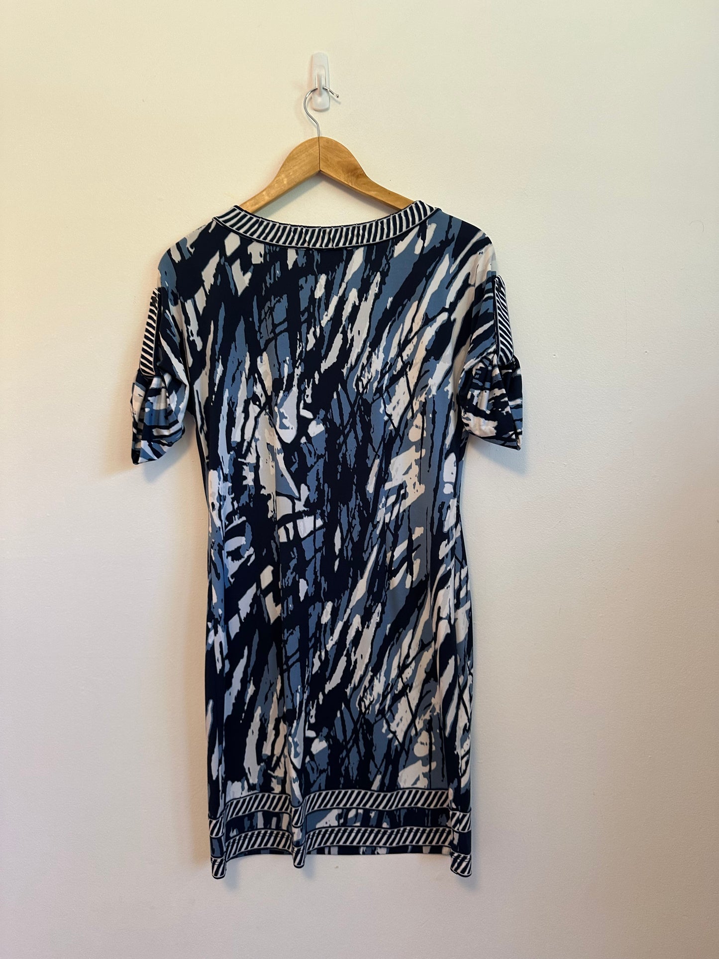 BCBGMAXAZRIA Blue and White Abstract Print Split Neck Shift Dress | Size Small