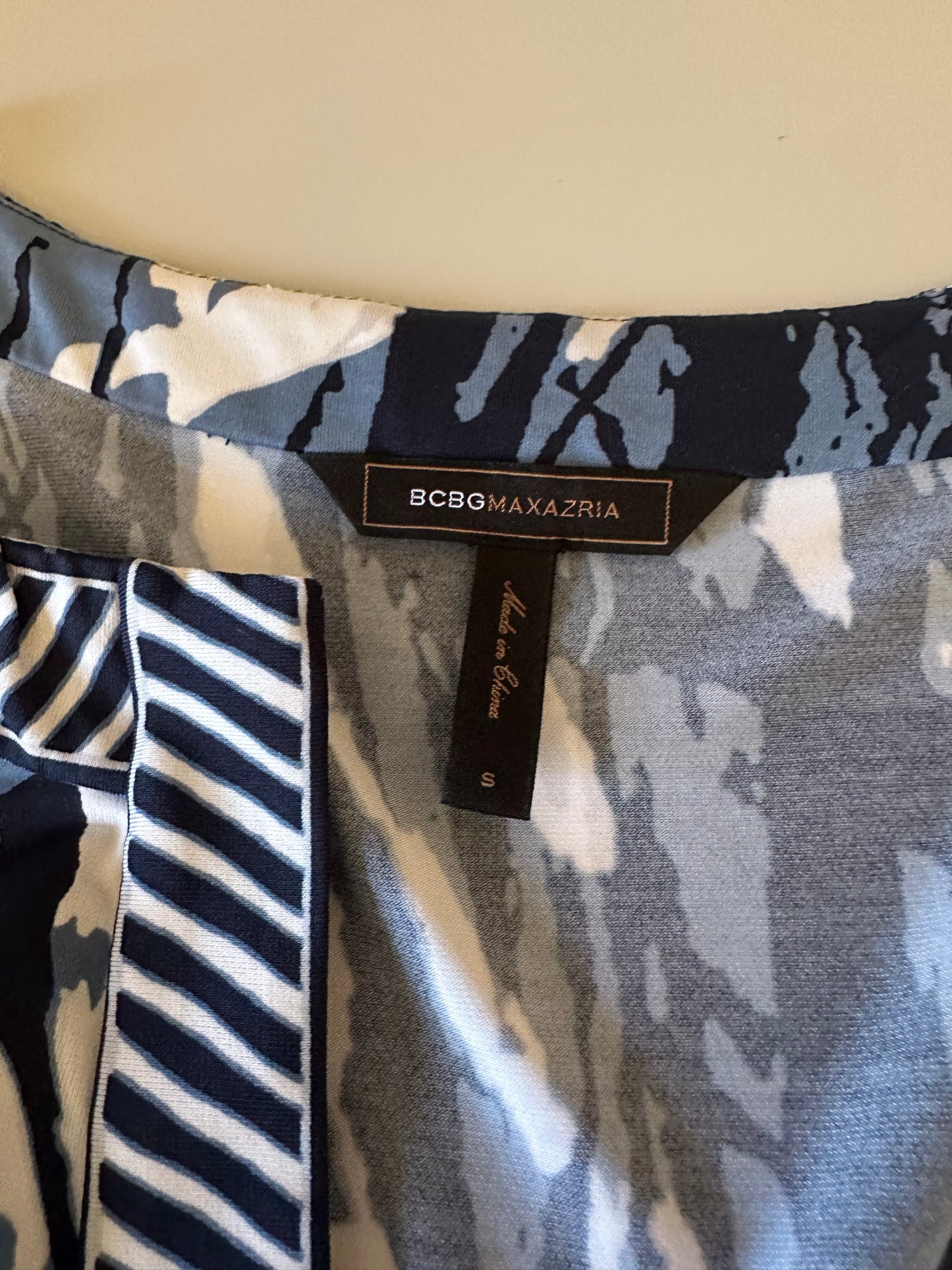 BCBGMAXAZRIA Blue and White Abstract Print Split Neck Shift Dress | Size Small