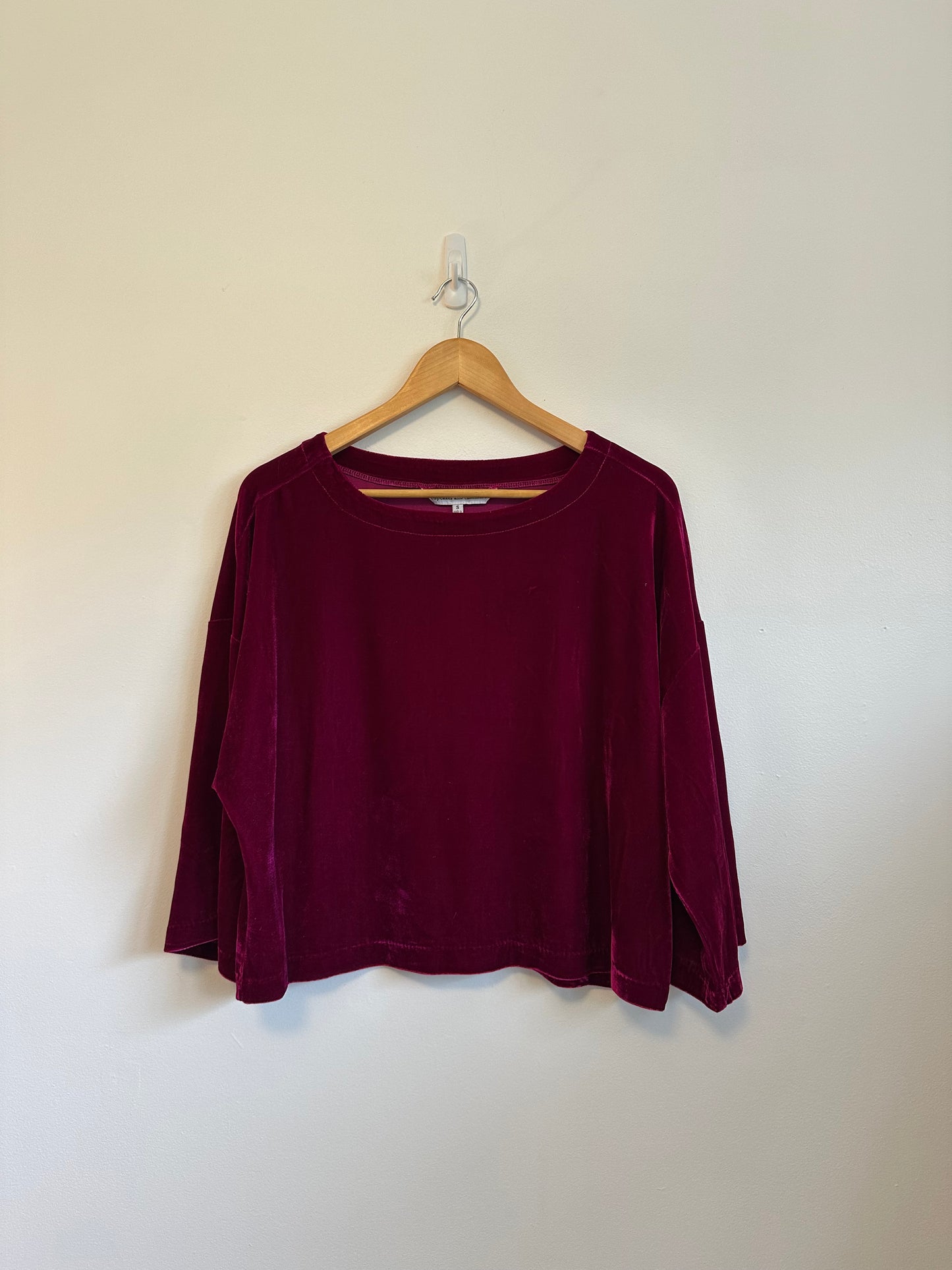 Cupcakes and Cashmere NWT Loden Fuchsia Velvet Top | Size Small