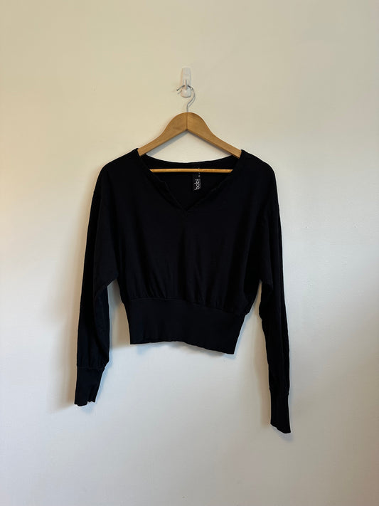 Bobi Raglan Long Sleeve Cotton V-Neck T-Shirt in Black | Size Small