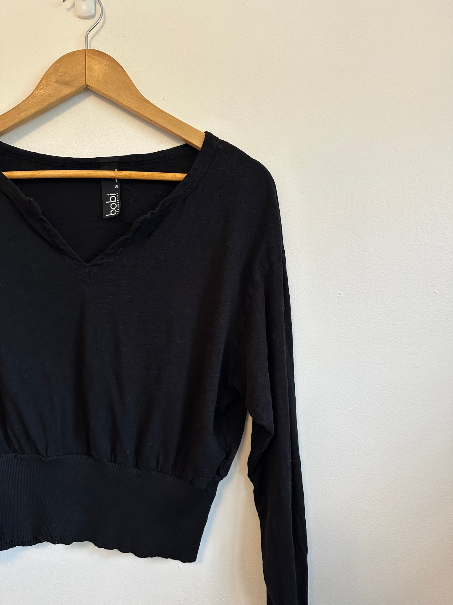 Bobi Raglan Long Sleeve Cotton V-Neck T-Shirt in Black | Size Small