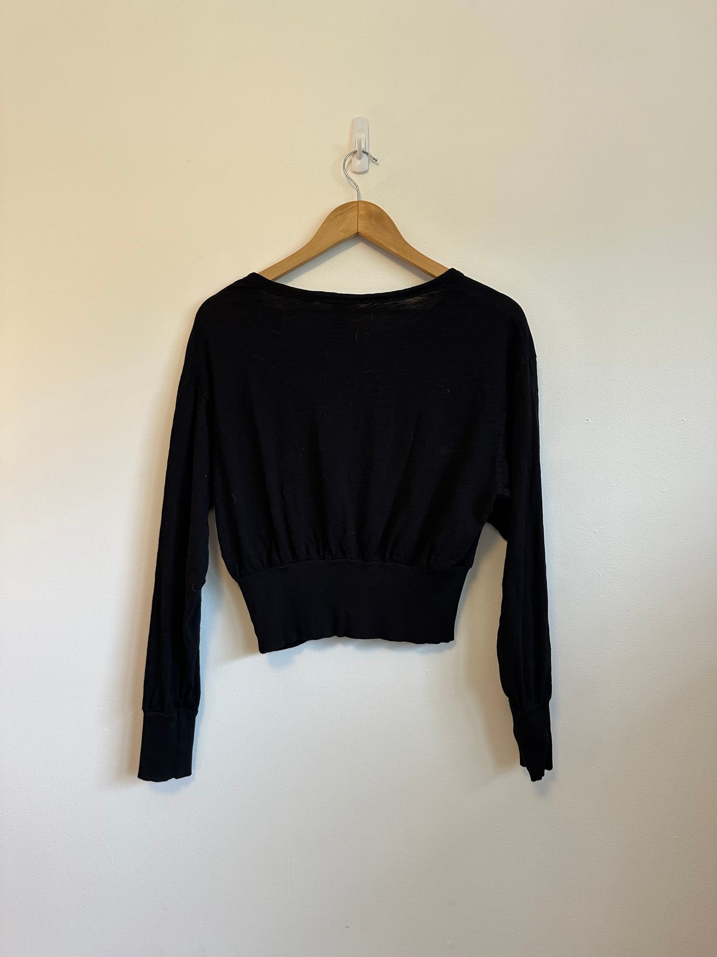 Bobi Raglan Long Sleeve Cotton V-Neck T-Shirt in Black | Size Small