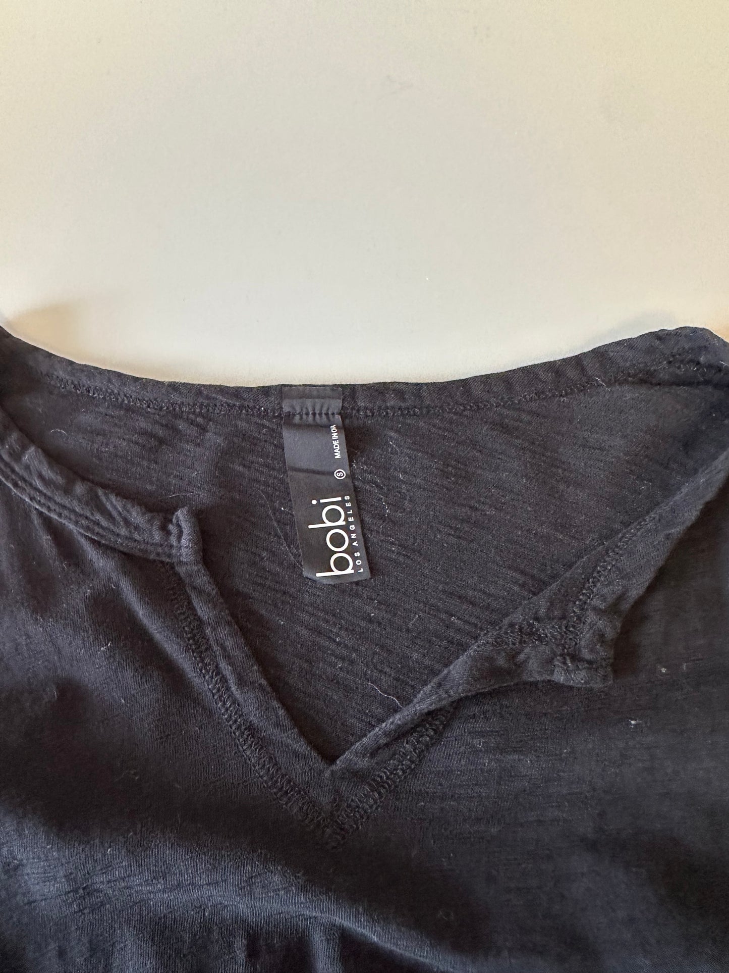Bobi Raglan Long Sleeve Cotton V-Neck T-Shirt in Black | Size Small