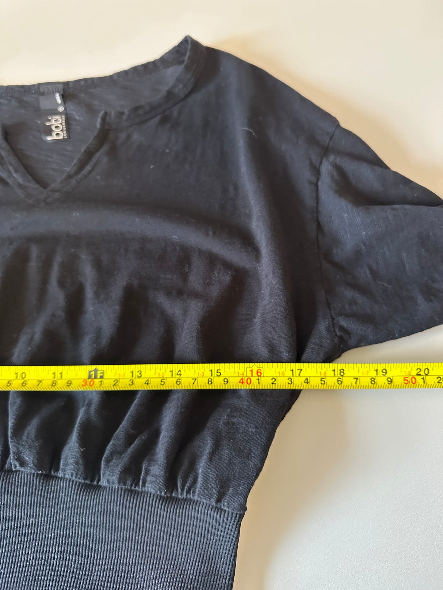 Bobi Raglan Long Sleeve Cotton V-Neck T-Shirt in Black | Size Small