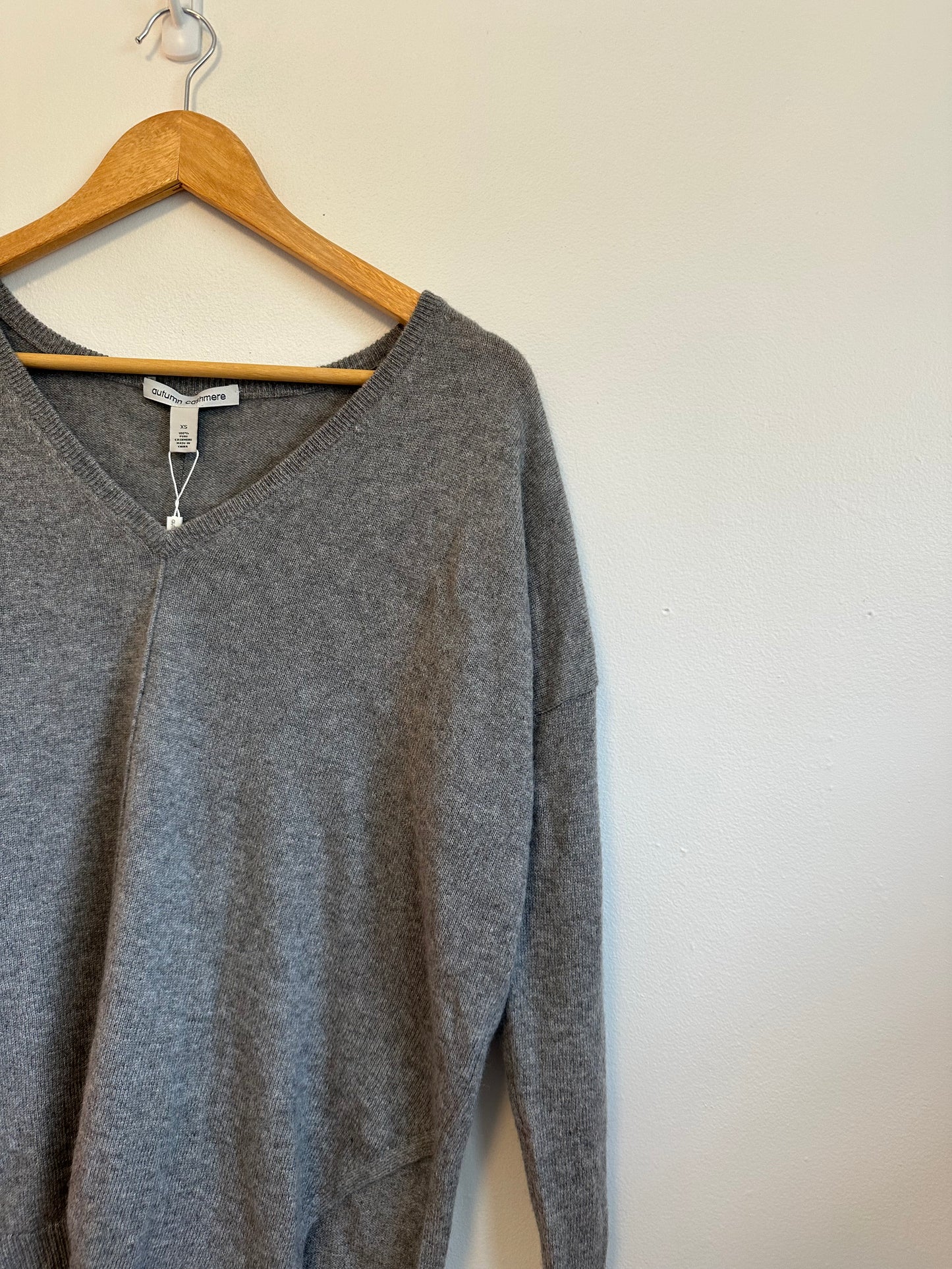 Autumn Cashmere NWT V-Neck Relaxed Fit Sweater in Gray | Size XS