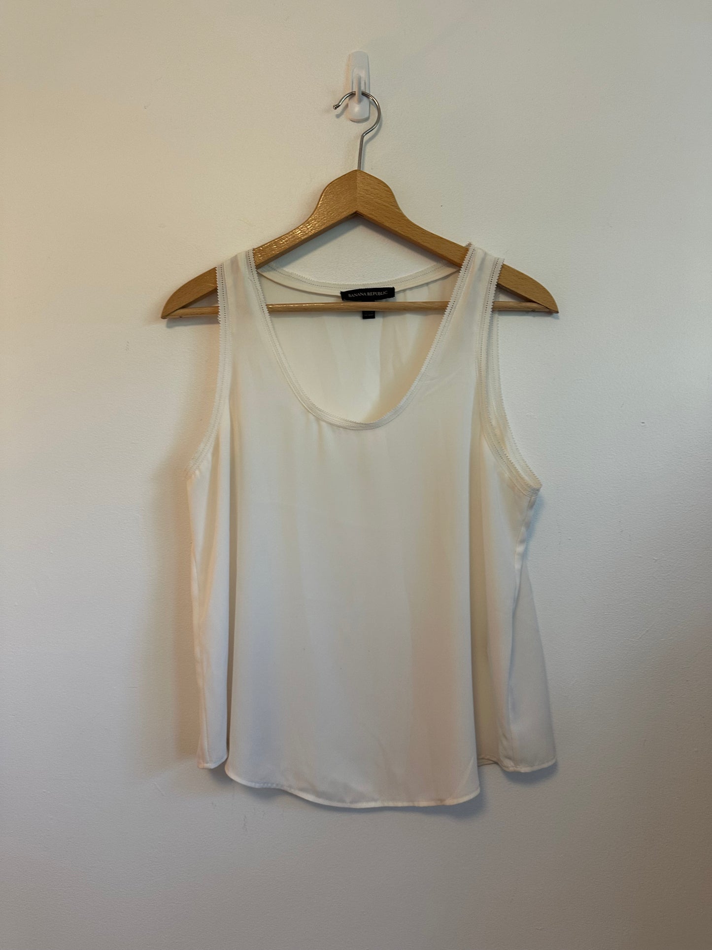 Banana Republic Off White Sleeveless Scoop Neck Lace Trim Blouse | Size SP