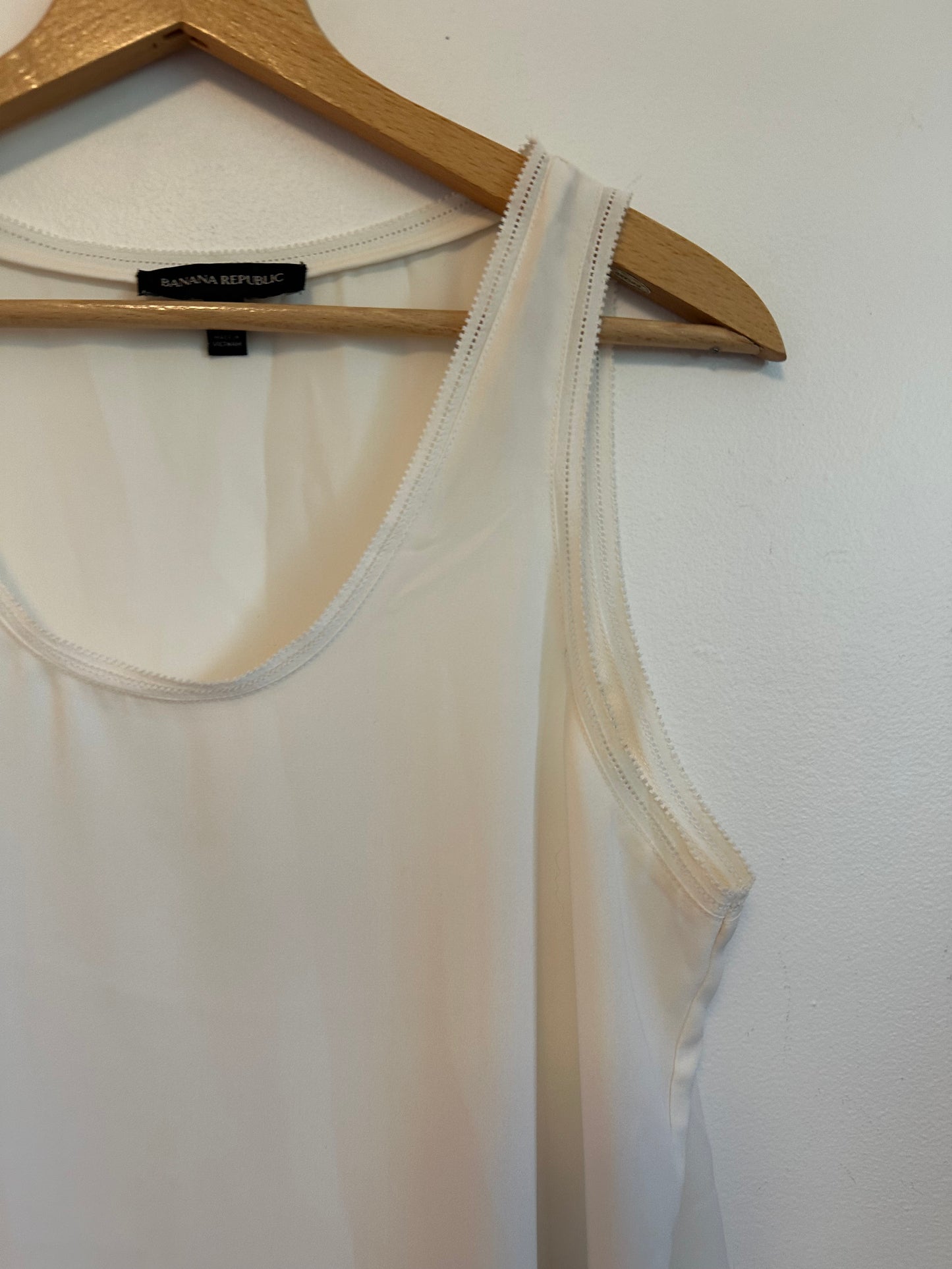 Banana Republic Off White Sleeveless Scoop Neck Lace Trim Blouse | Size SP