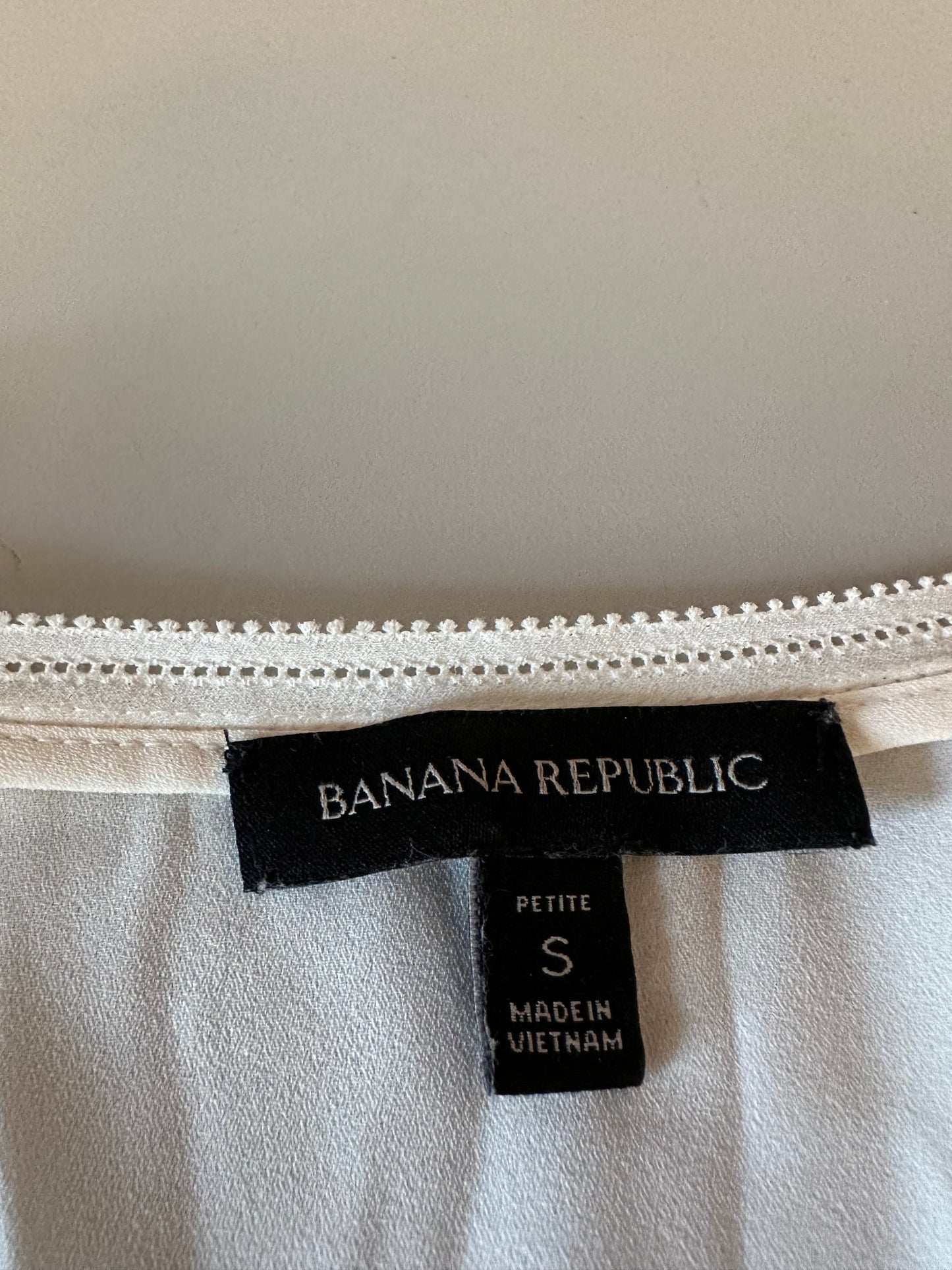 Banana Republic Off White Sleeveless Scoop Neck Lace Trim Blouse | Size SP