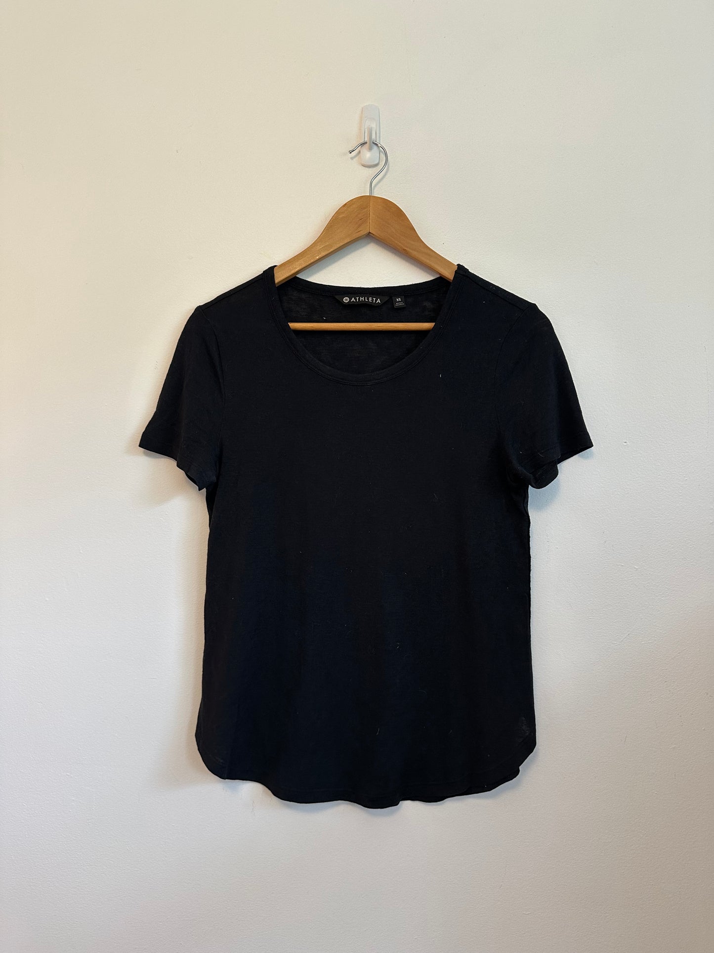 Athleta Scoop Neck Curved Hem T-Shirt in Black | Size XS