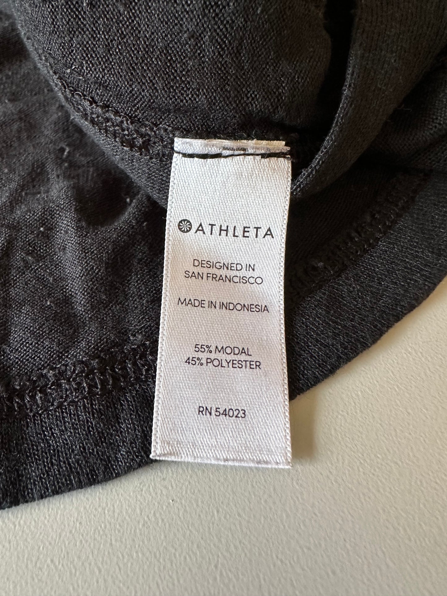 Athleta Scoop Neck Curved Hem T-Shirt in Black | Size XS