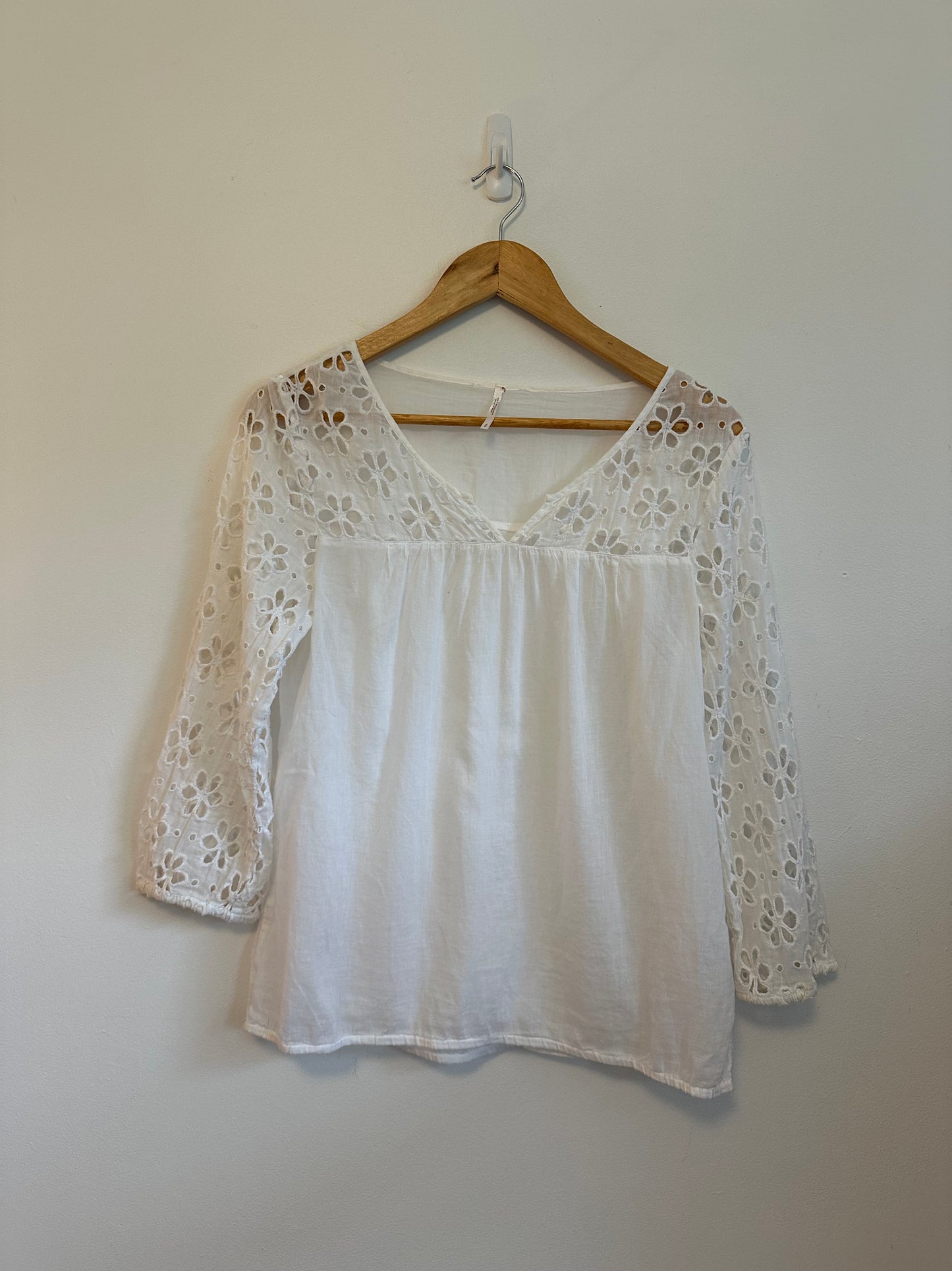 Free People White Cotton Eyelet Boho V-Neck 3/4 Sleeve Peasant Blouse | Small