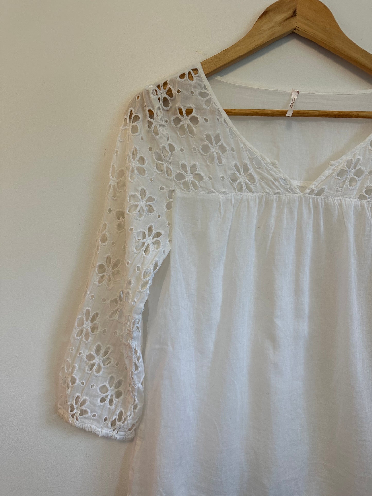 Free People White Cotton Eyelet Boho V-Neck 3/4 Sleeve Peasant Blouse | Small