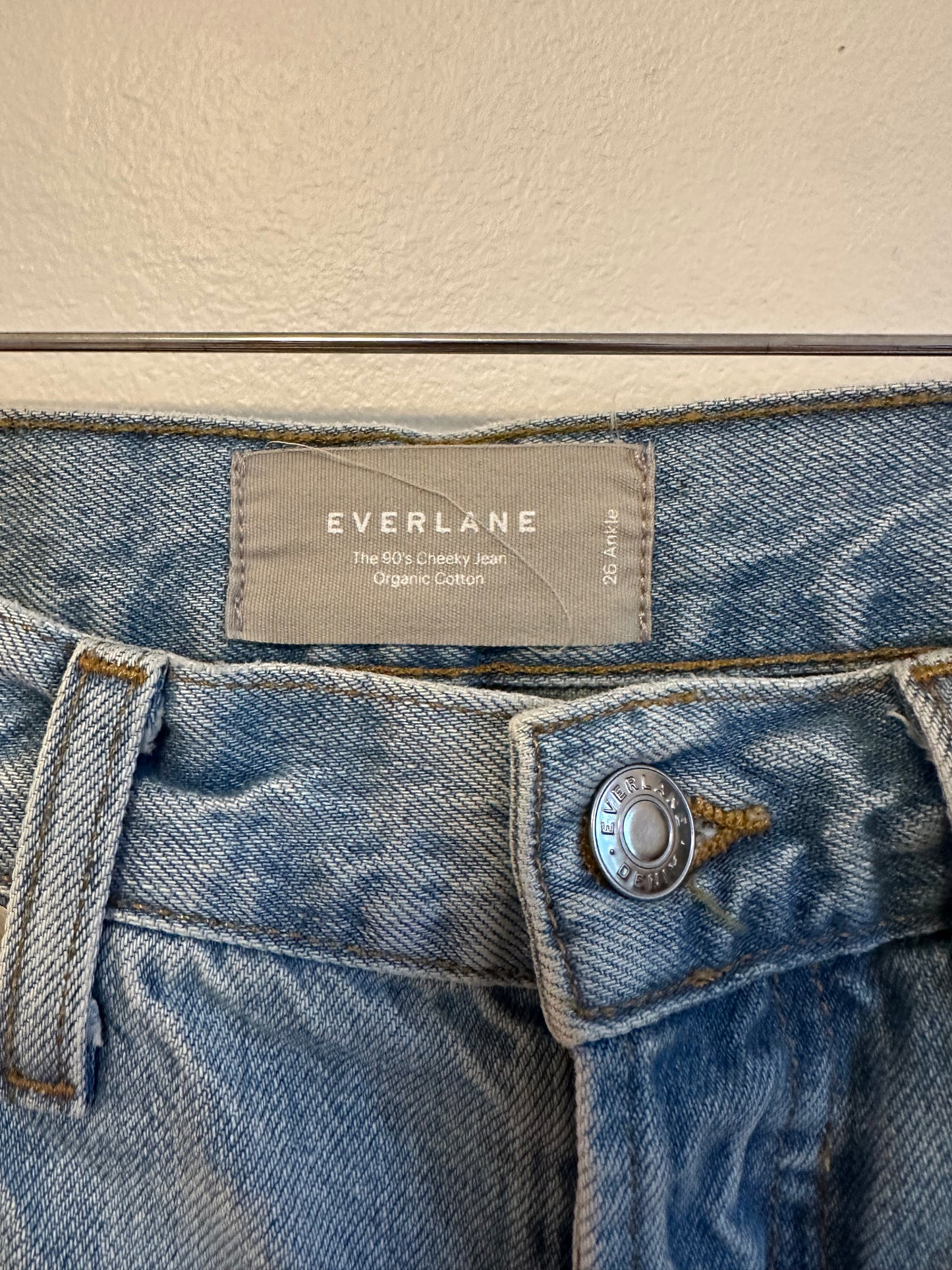 Everlane 90s Cheeky Jeans in Vintage Sunbleached Blue | Size 26 Ankle