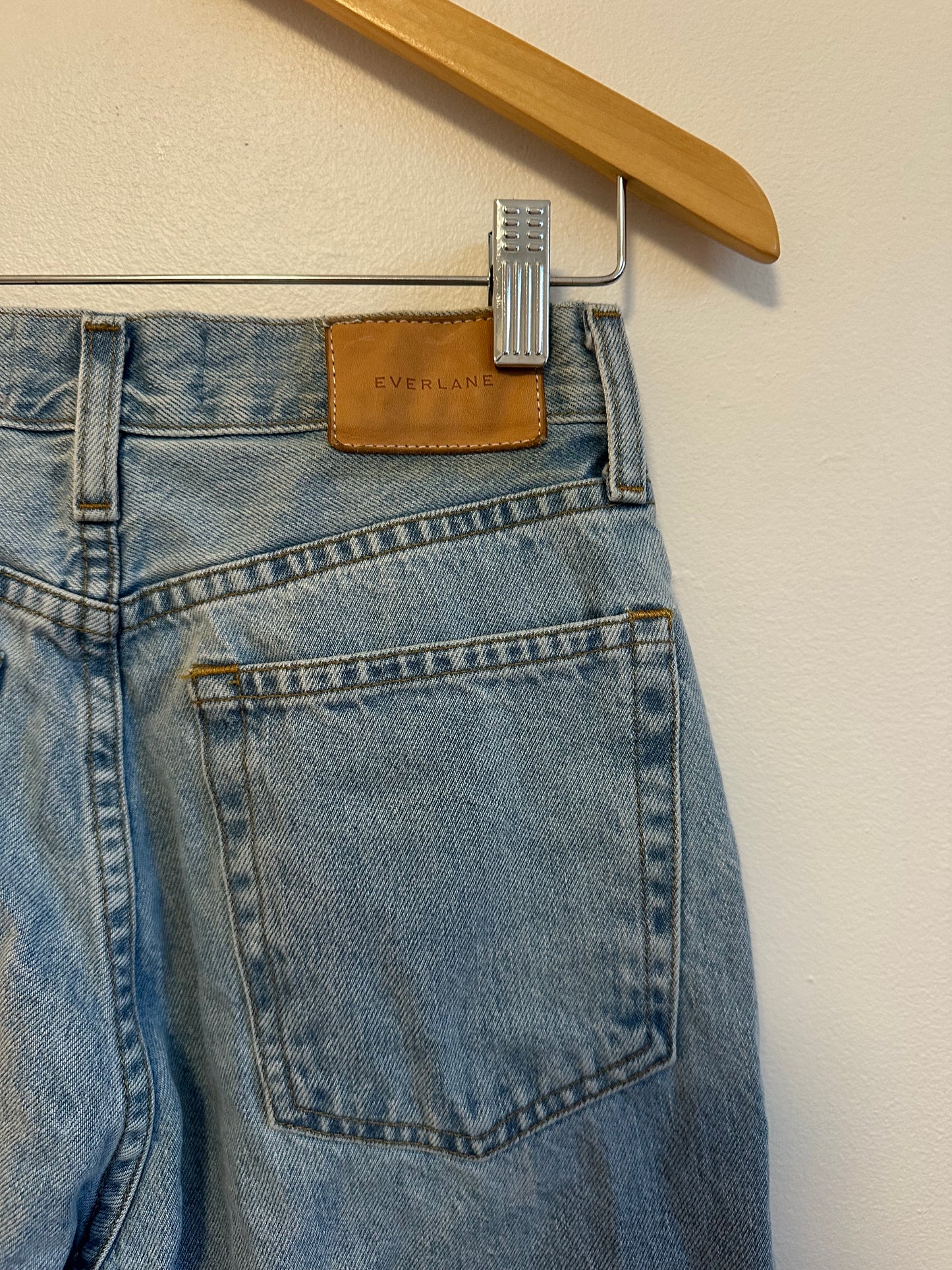 Everlane 90s Cheeky Jeans in Vintage Sunbleached Blue | Size 26 Ankle