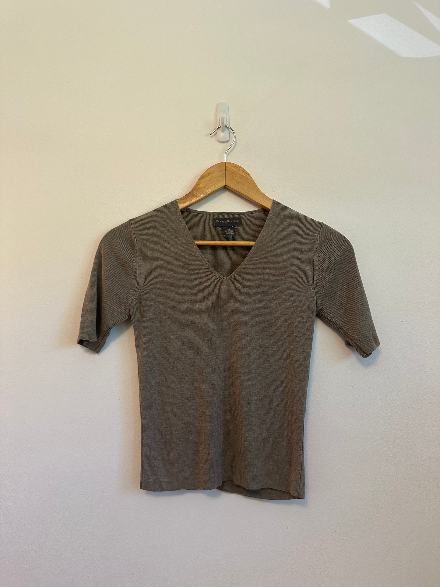 Banana Republic Silk Ribbed V-Neck Short Sleeve Sweater in Taupe | Size XS
