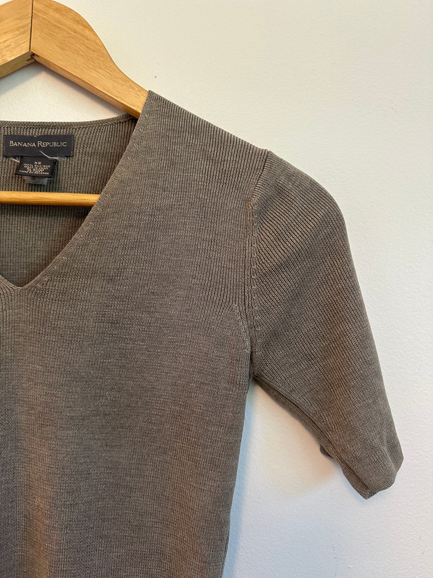 Banana Republic Silk Ribbed V-Neck Short Sleeve Sweater in Taupe | Size XS