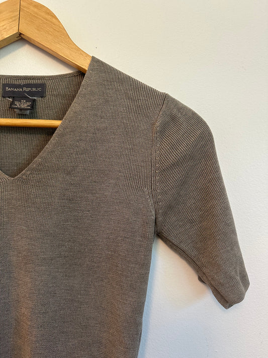 Banana Republic Silk Ribbed V-Neck Short Sleeve Sweater in Taupe | Size XS