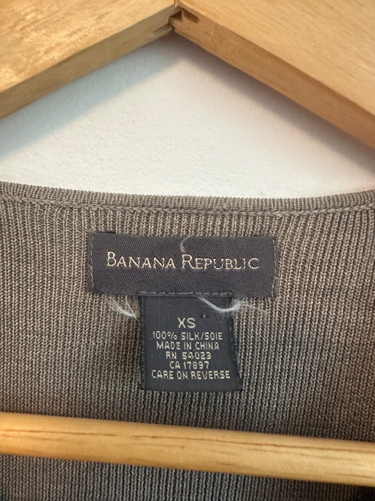 Banana Republic Silk Ribbed V-Neck Short Sleeve Sweater in Taupe | Size XS