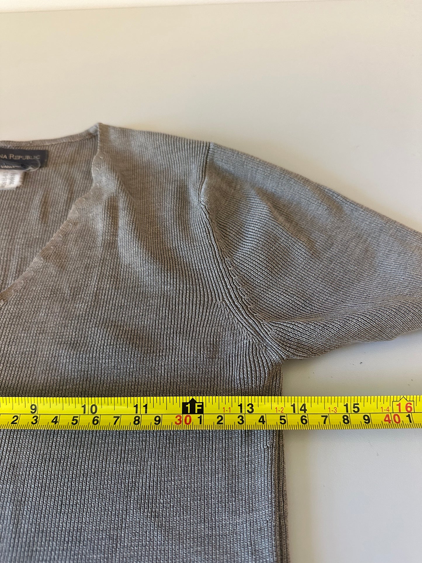 Banana Republic Silk Ribbed V-Neck Short Sleeve Sweater in Taupe | Size XS