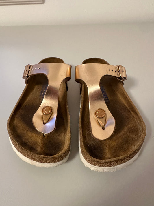 Birkenstock Gizeh Soft Footbed in Metallic Copper Leather | Size 36