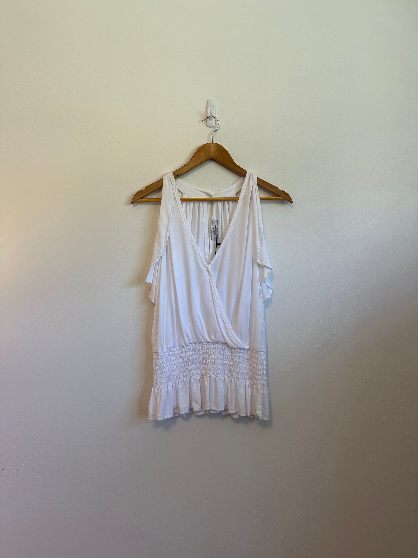 Red Haute NWT Sleeveless Smocked Wrap Blouse in White | Size Medium