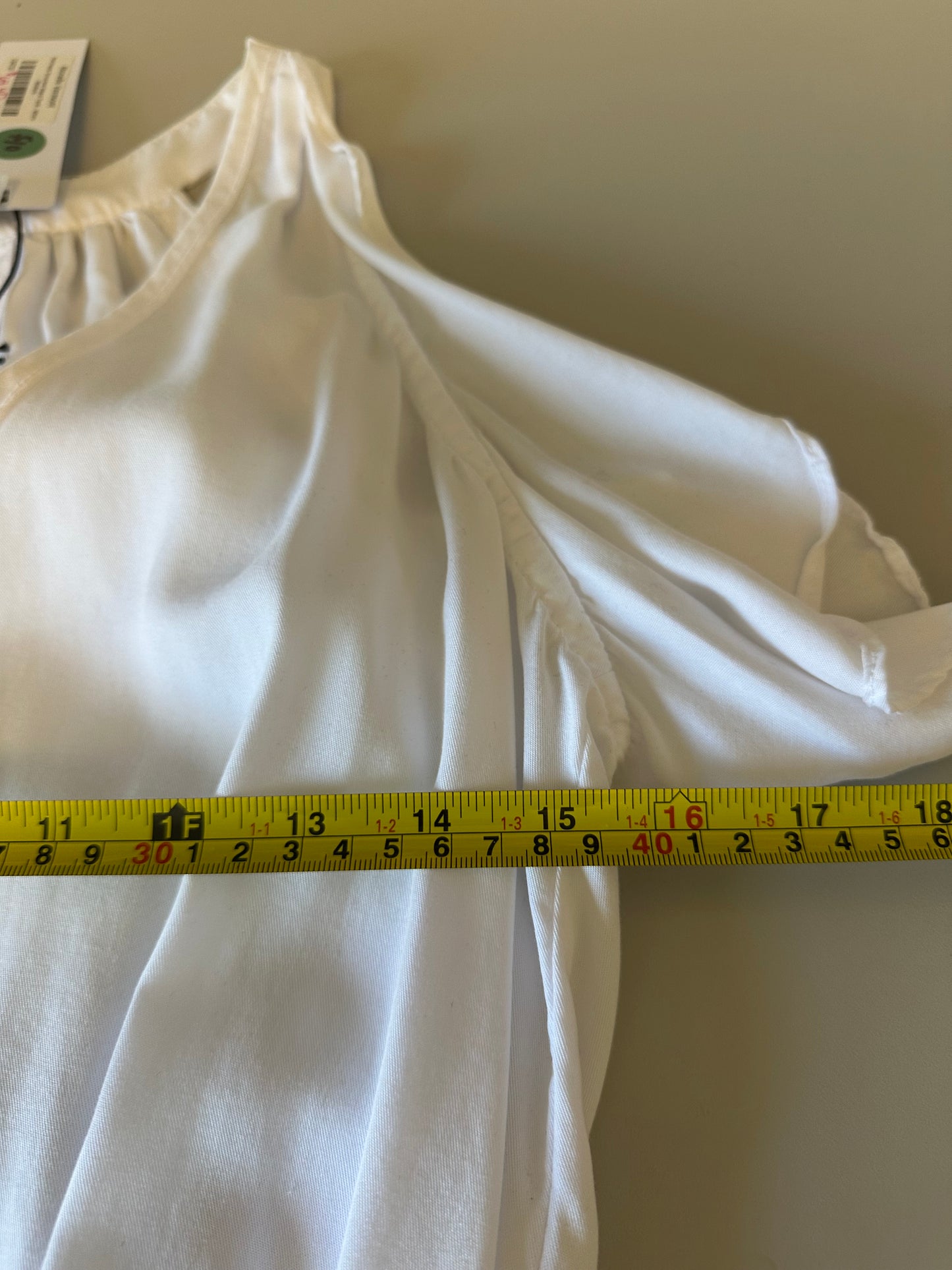Red Haute NWT Sleeveless Smocked Wrap Blouse in White | Size Medium