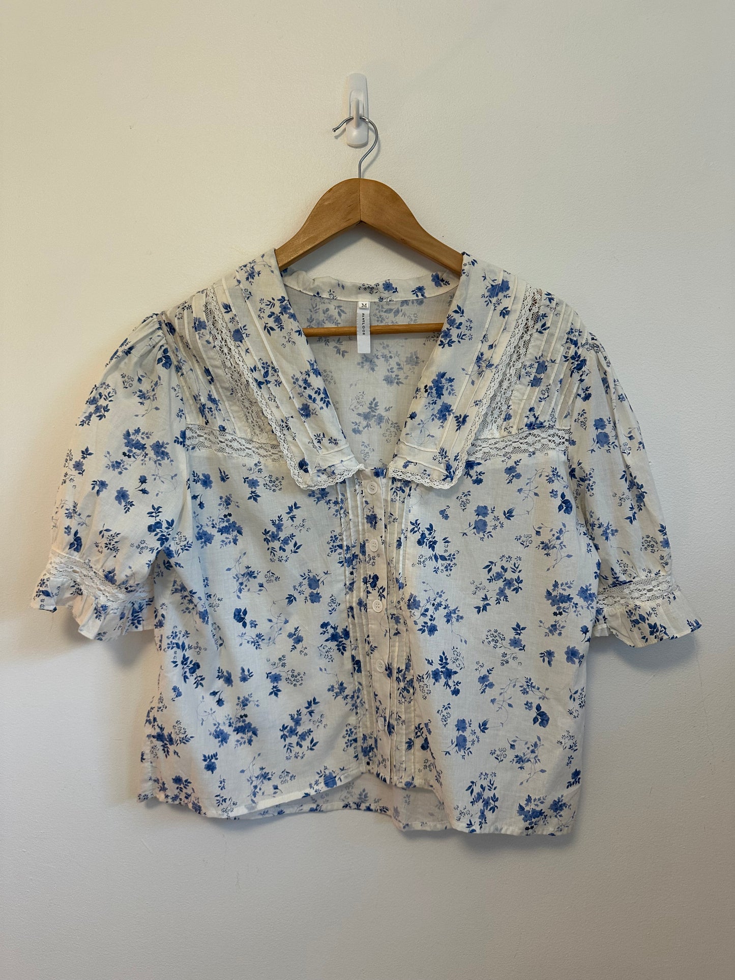 Avantlook Blue Floral Cotton Lace Trim Pintuck Puff Sleeve Blouse | Size Medium