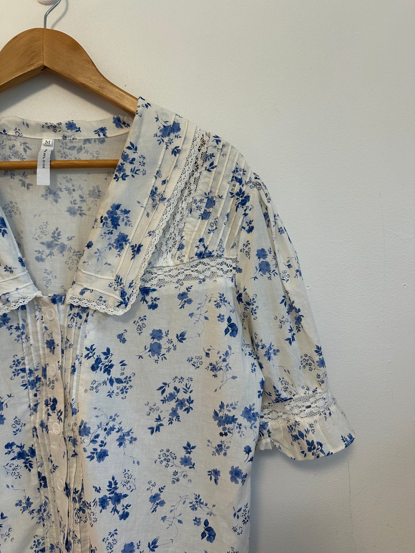 Avantlook Blue Floral Cotton Lace Trim Pintuck Puff Sleeve Blouse | Size Medium