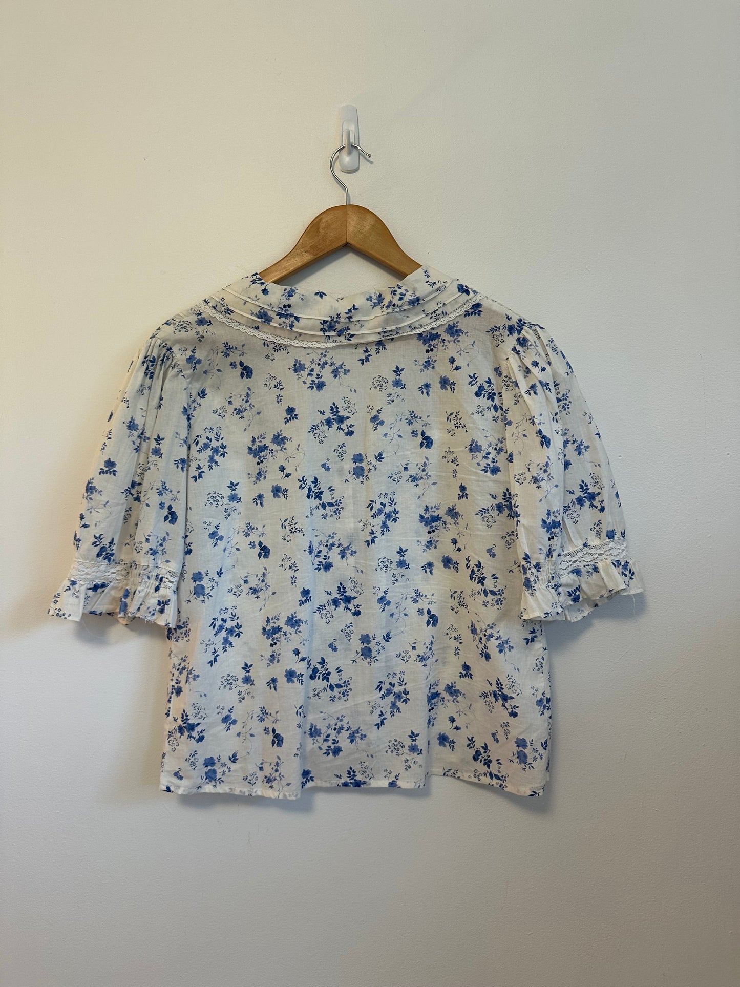 Avantlook Blue Floral Cotton Lace Trim Pintuck Puff Sleeve Blouse | Size Medium