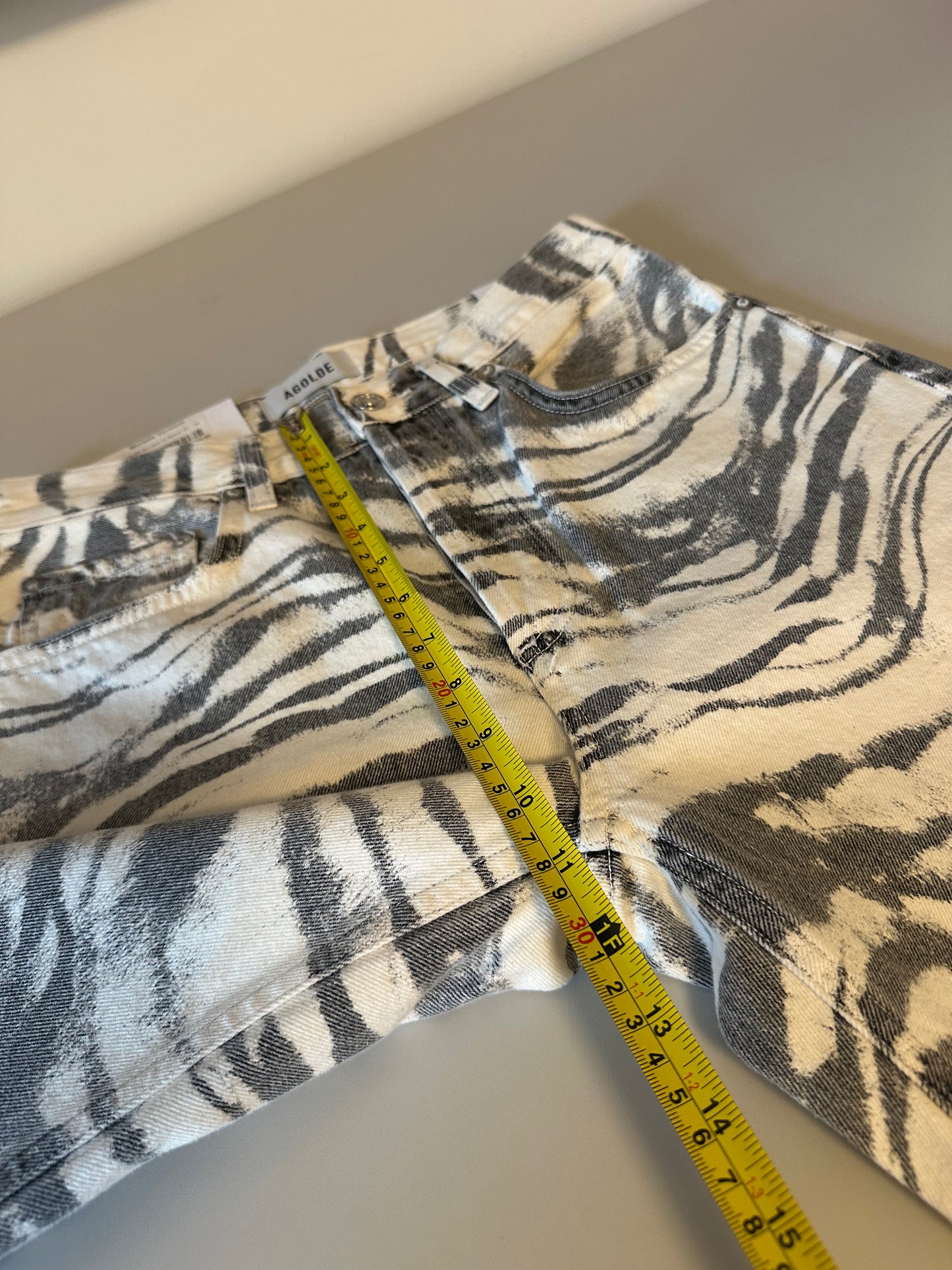 NWT Agolde Arc High Rise Curved Leg Jeans in Quiver Marbled Print | Size 24