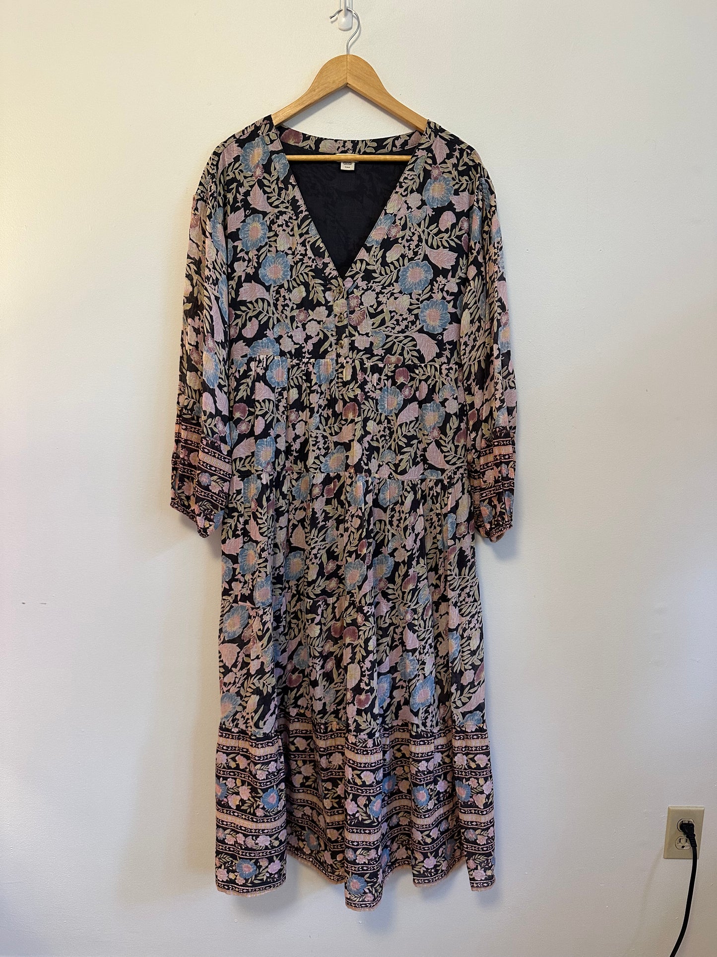 Billabong Adore You Long Sleeve Maxi Dress in Black Floral | Size Medium