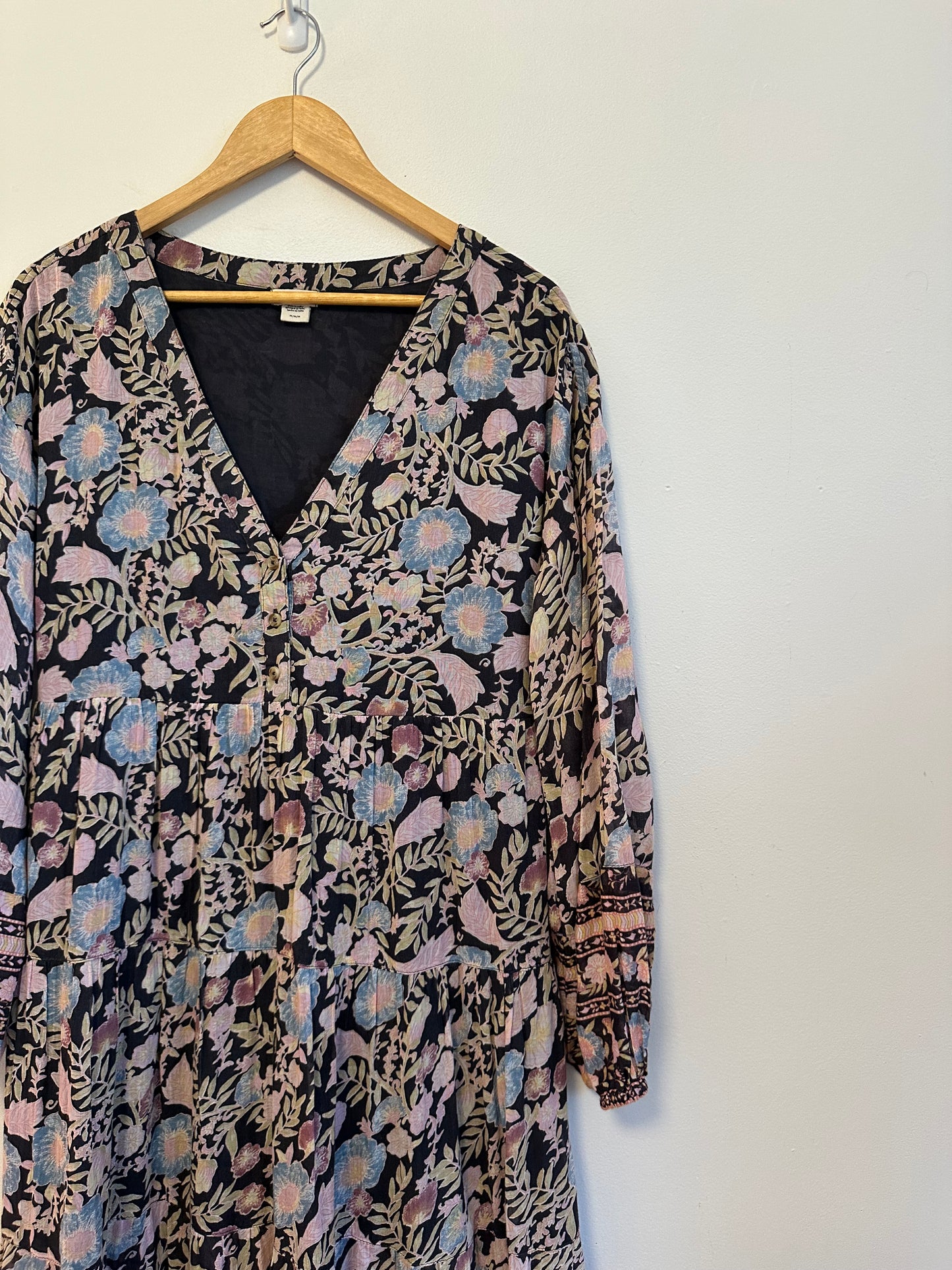 Billabong Adore You Long Sleeve Maxi Dress in Black Floral | Size Medium