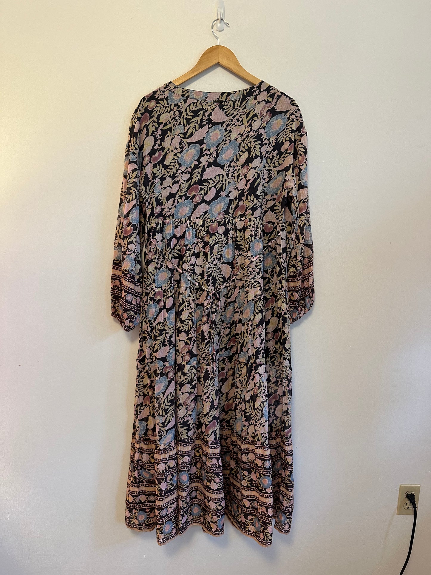Billabong Adore You Long Sleeve Maxi Dress in Black Floral | Size Medium