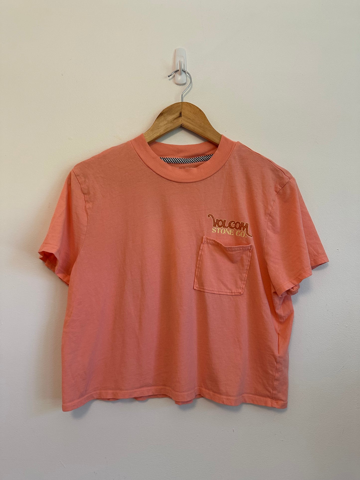 Volcom Pocket Dial Short Sleeve Cropped T-Shirt in Peach | Size Large