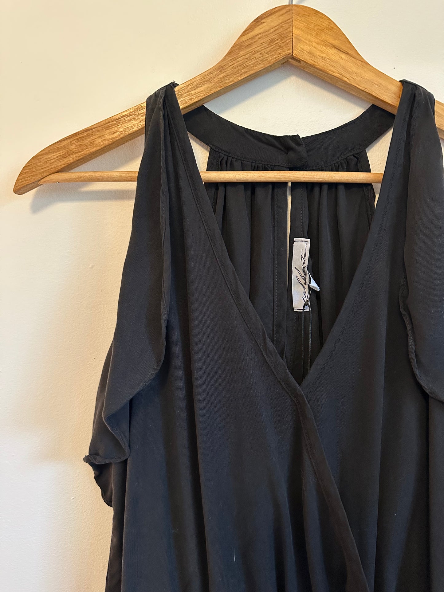 Red Haute NWT Sleeveless Smocked Wrap Blouse in Black | Size Small