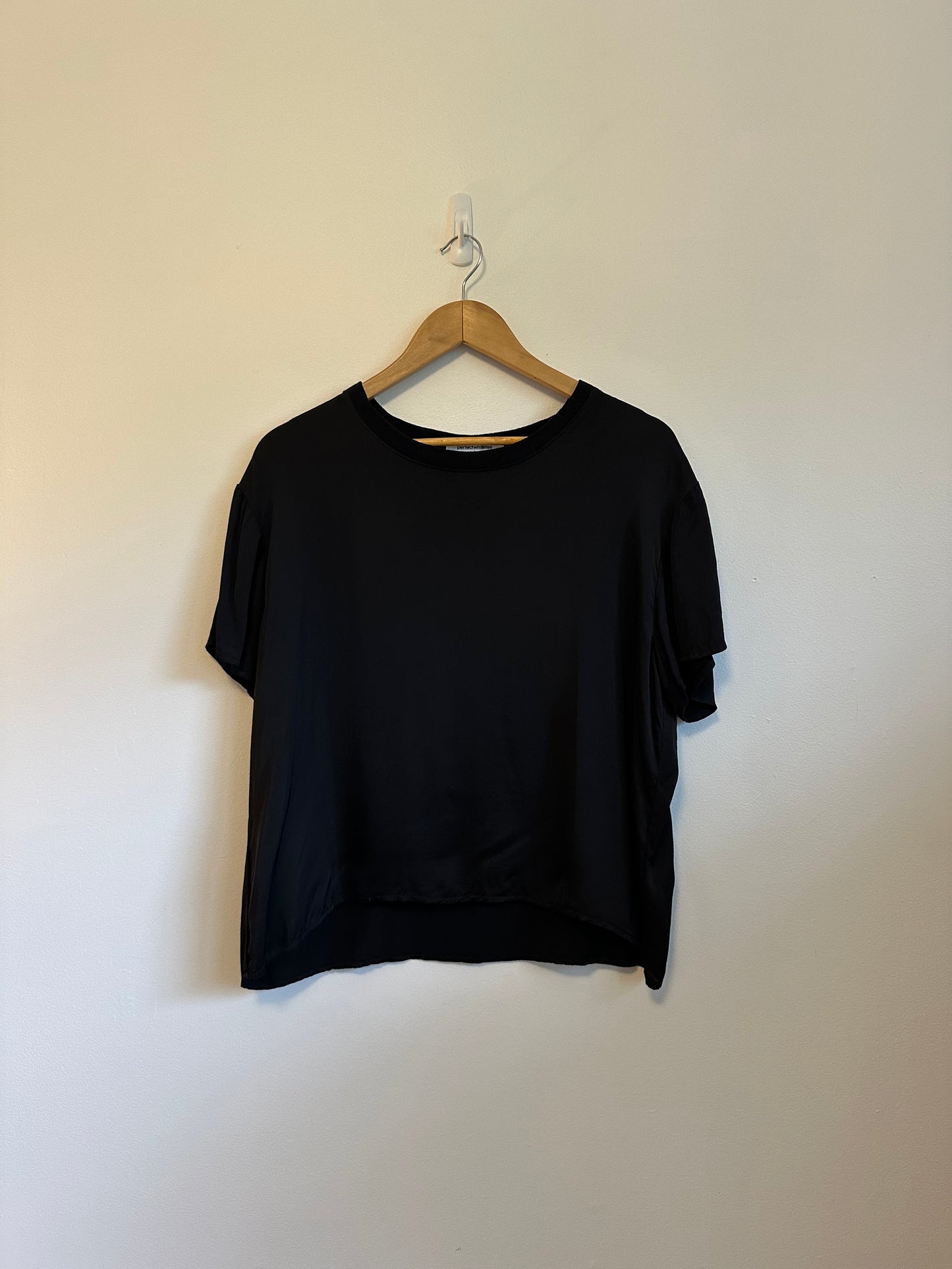 NWT Perfectwhitetee Delphine Luxe Satin Crewneck T-Shirt in Black | Size Large